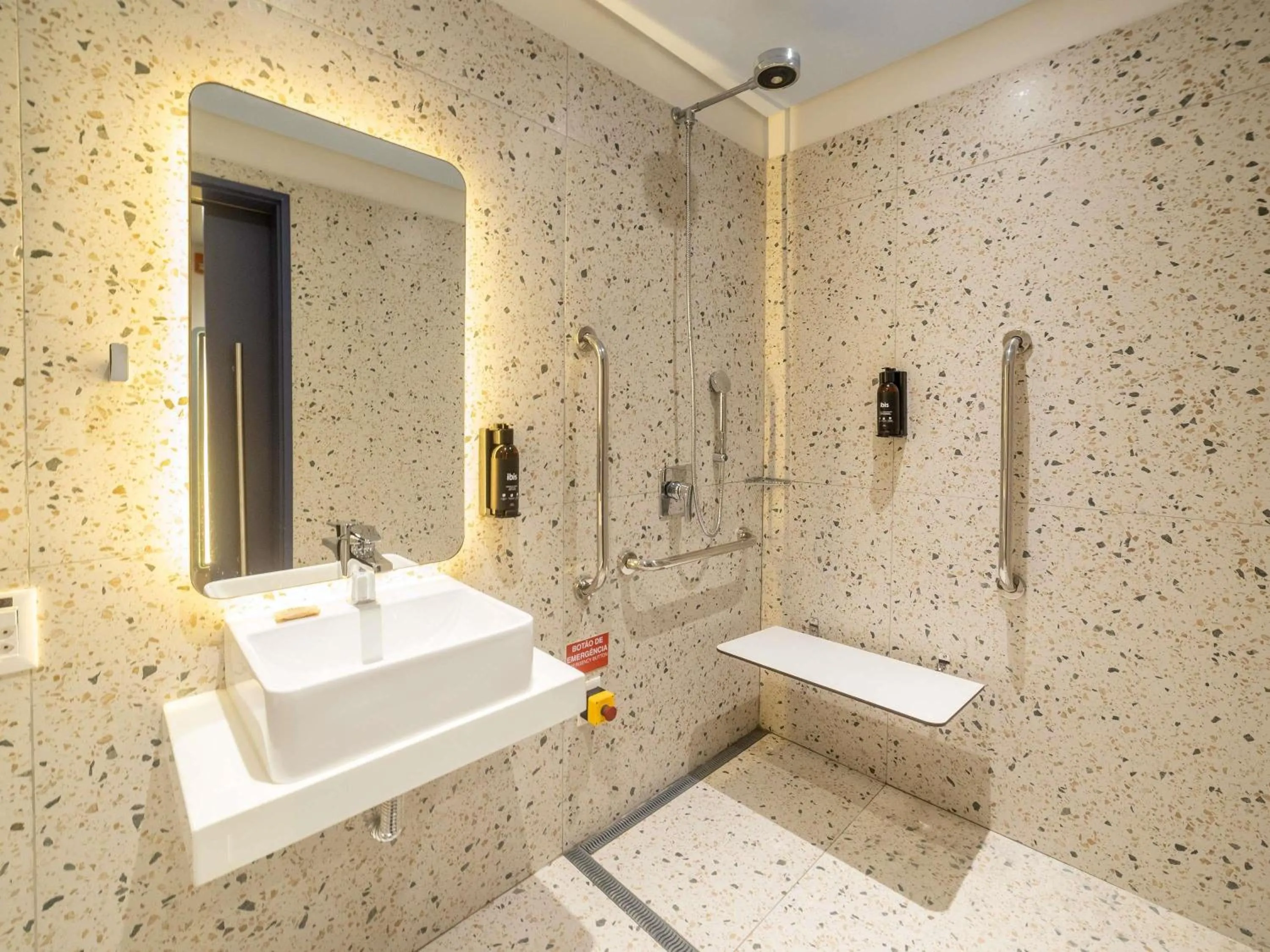 Bedroom in ibis Styles Fortaleza Shopping Giga Mall