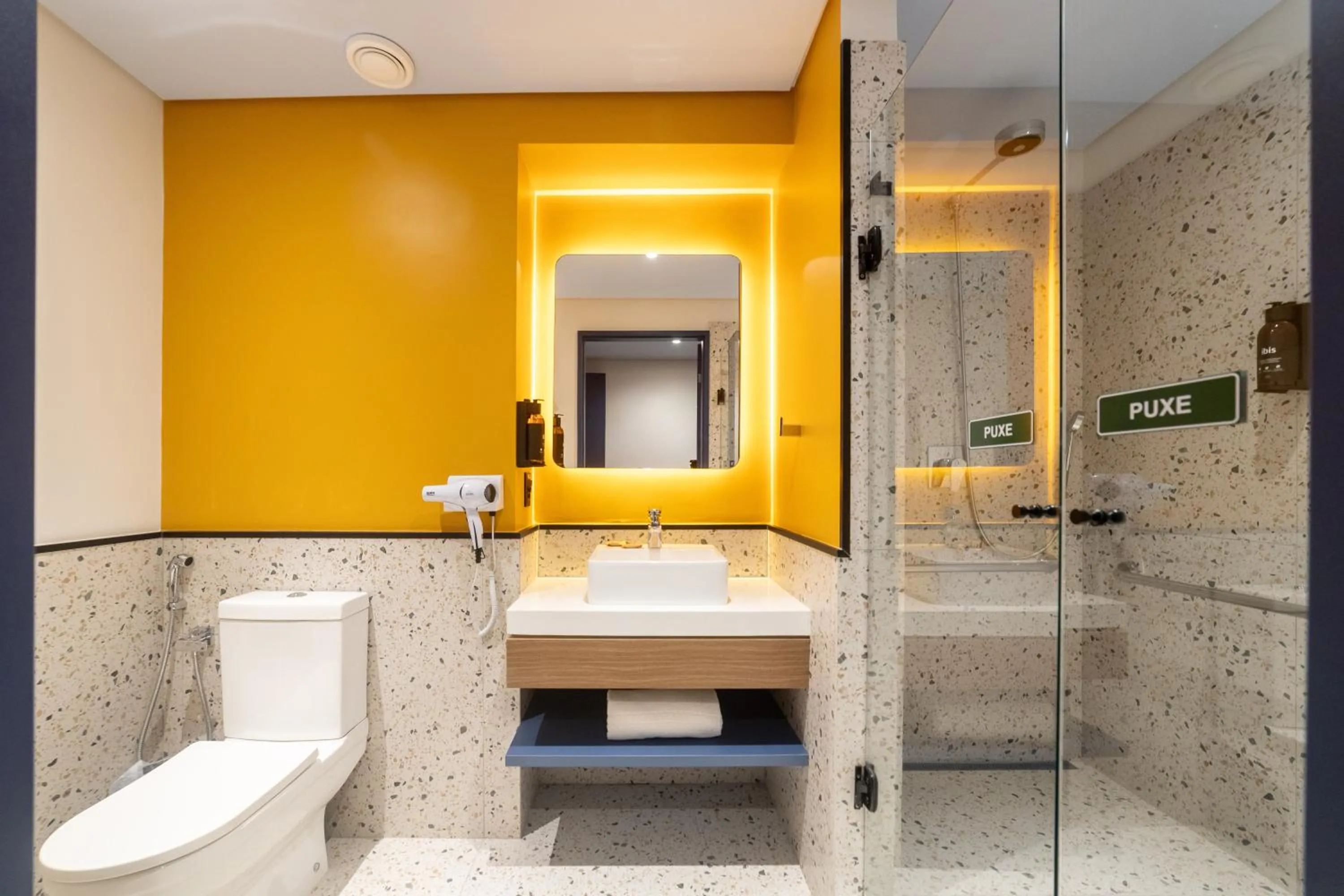 Bathroom in ibis Styles Fortaleza Shopping Giga Mall