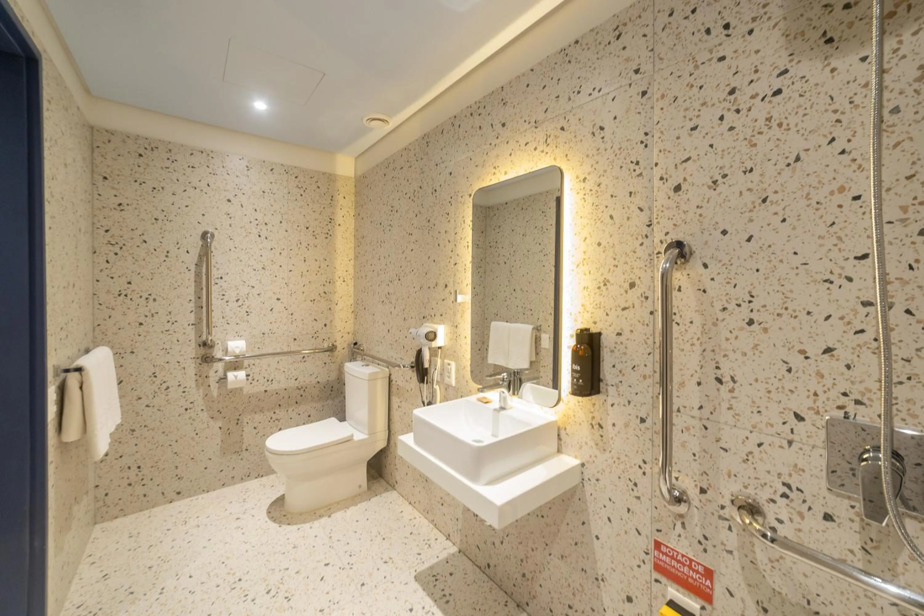 Bathroom in ibis Styles Fortaleza Shopping Giga Mall