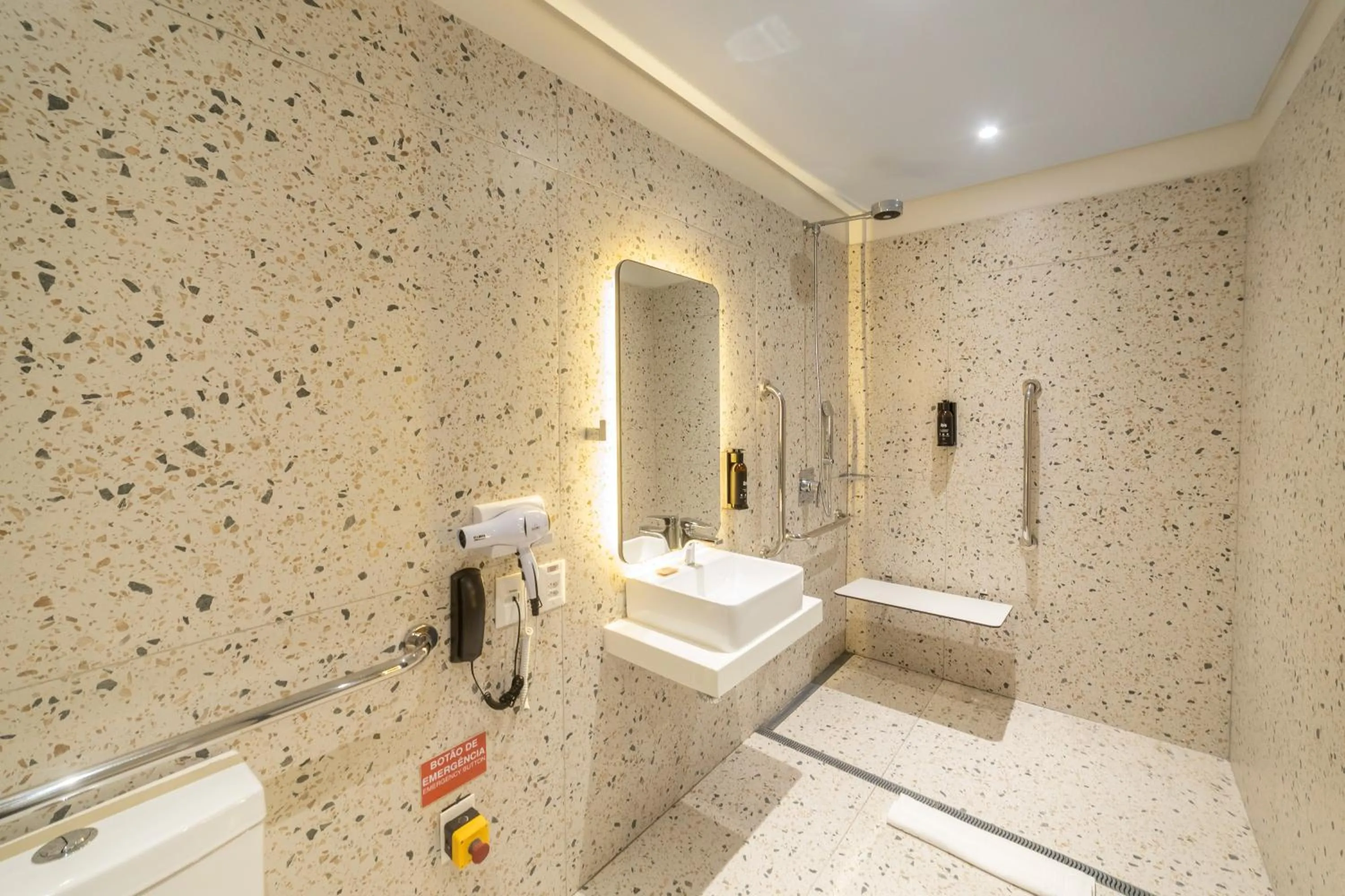 Bathroom in ibis Styles Fortaleza Shopping Giga Mall