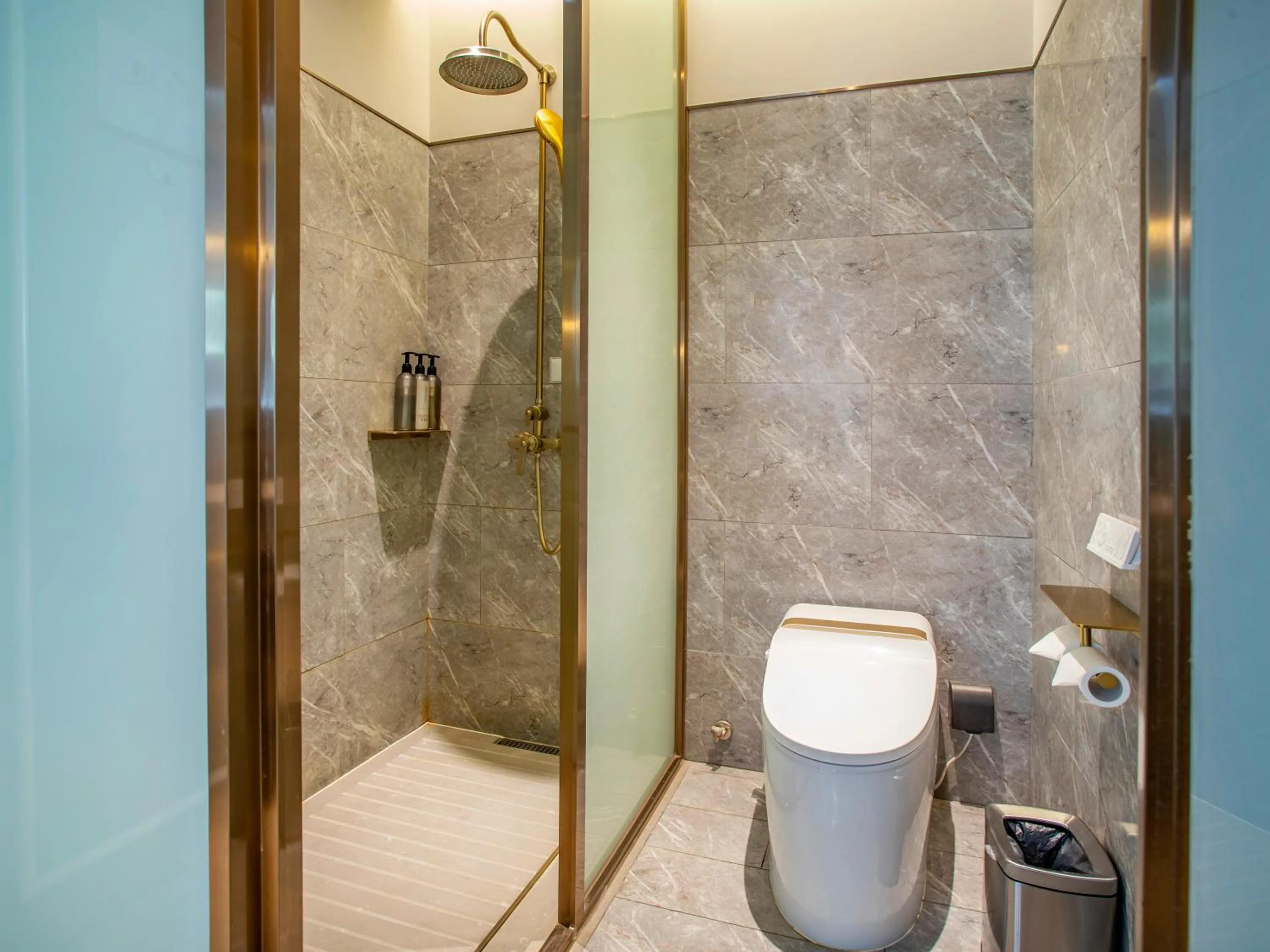 Bathroom in Mercure Shanghai Waigaoq Free Trade Zone