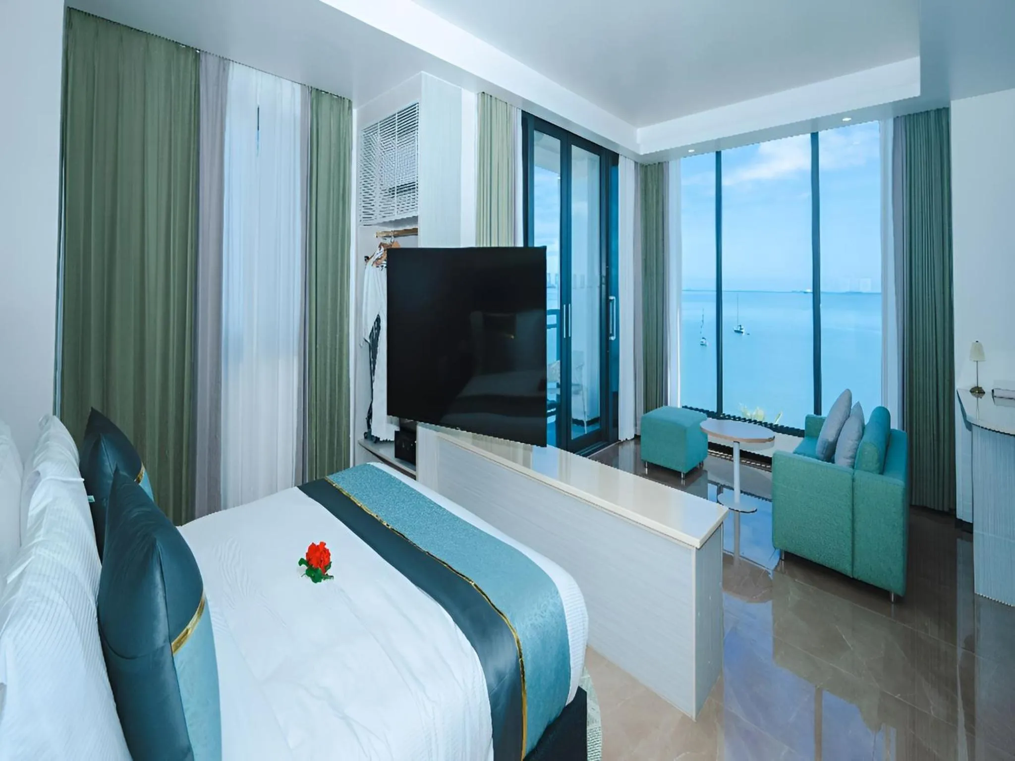 View (from property/room), Bed in Wyndham Garden Wailoaloa Beach Fiji