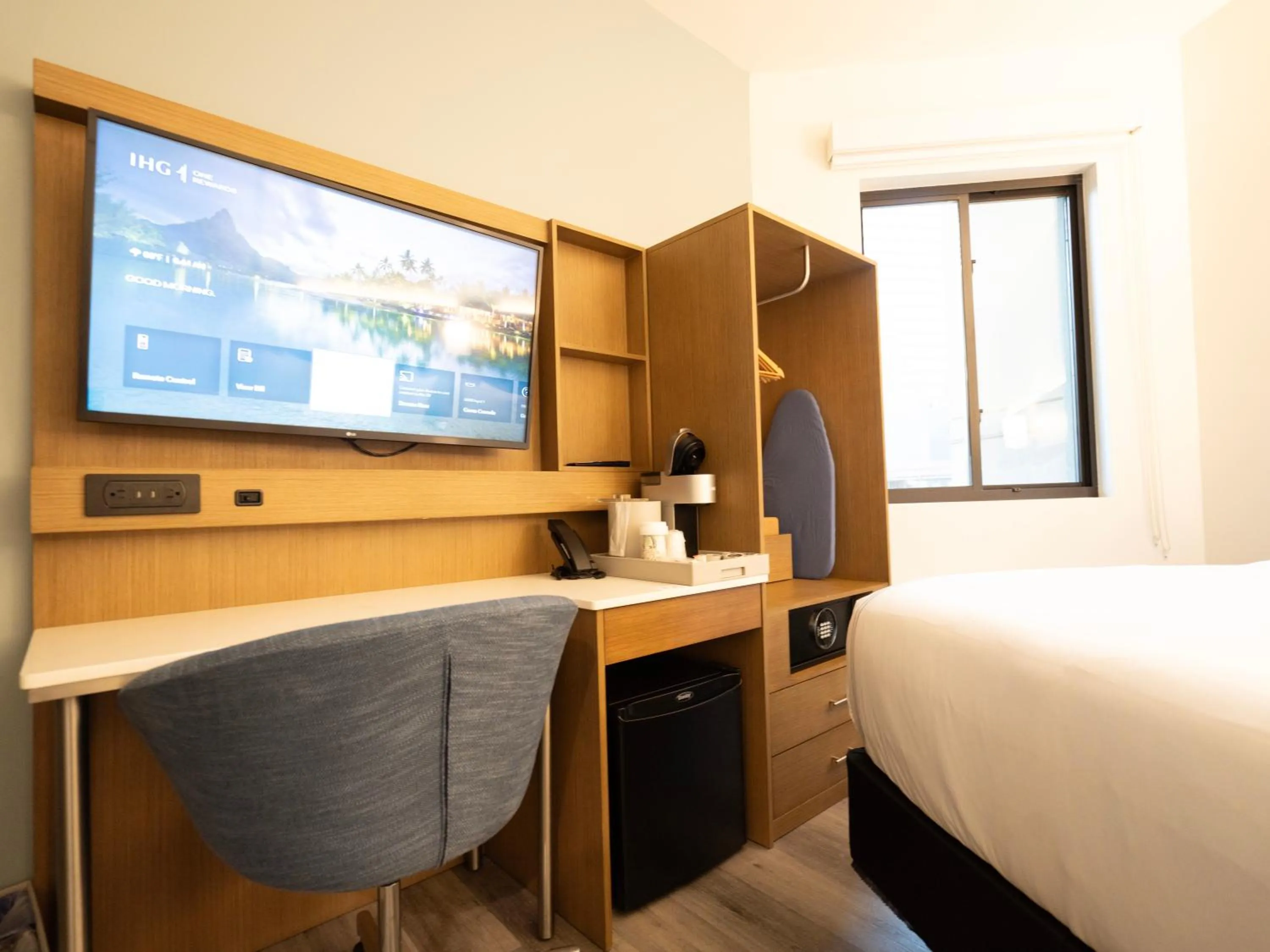 TV and multimedia, Bed in EVEN Hotel Long Island City - New York by IHG