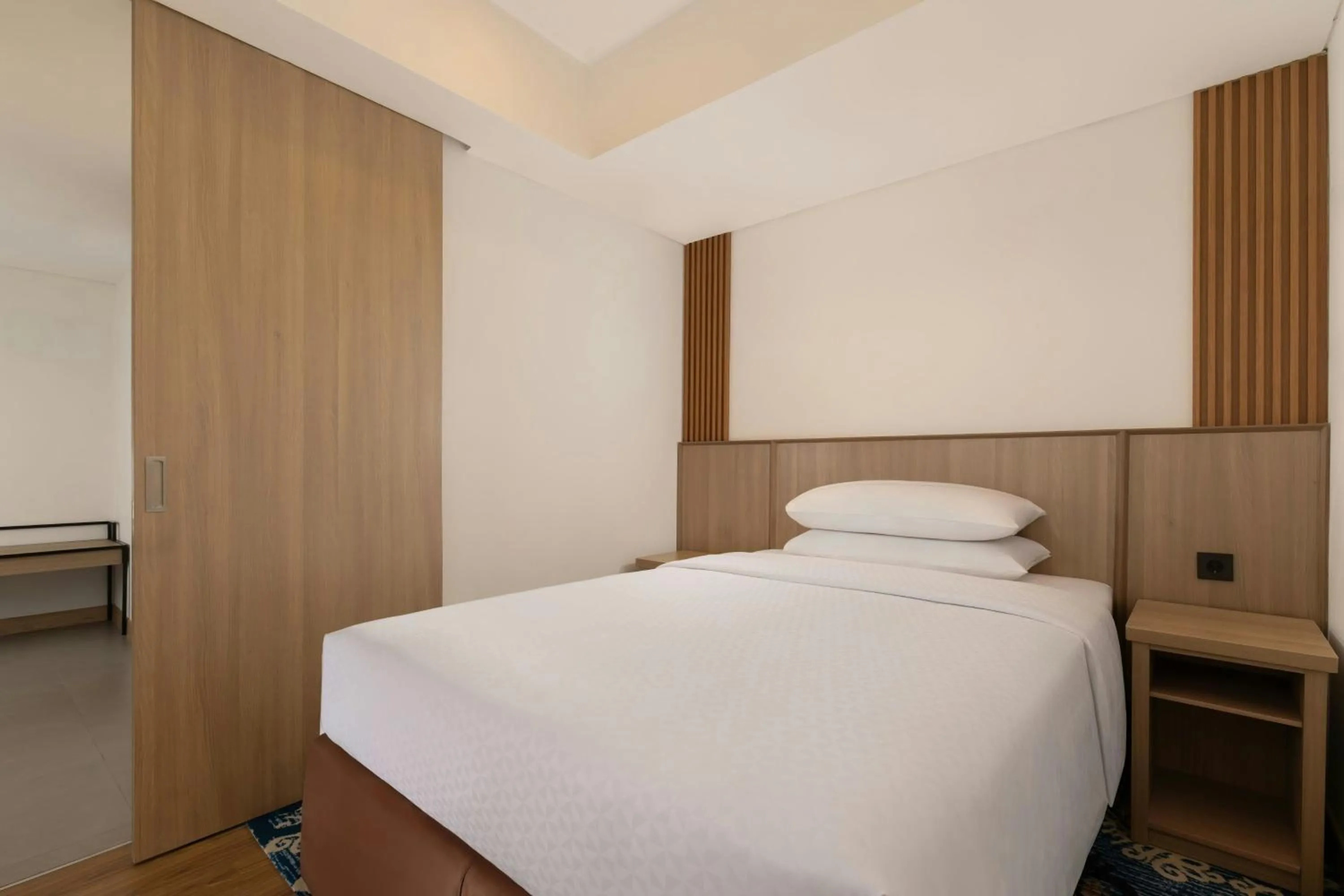 Photo of the whole room, Bed in Four Points by Sheraton Pontianak