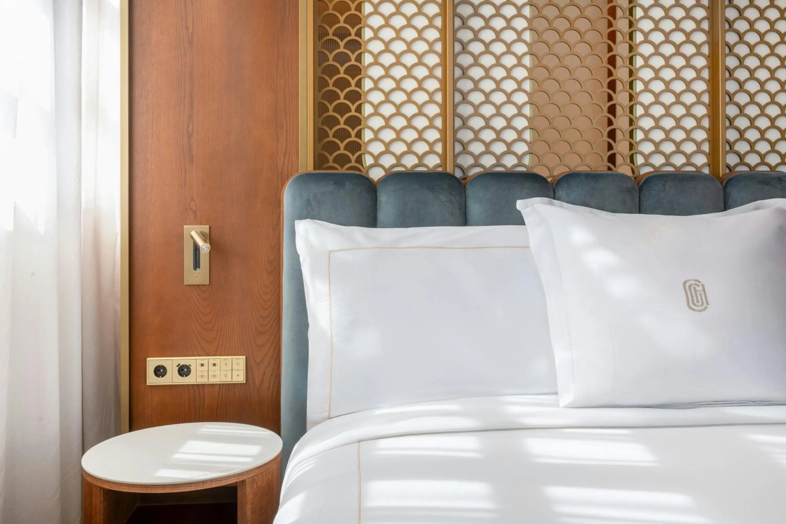 Photo of the whole room, Bed in Grand Hotel Centenari, Valencia, Autograph Collection