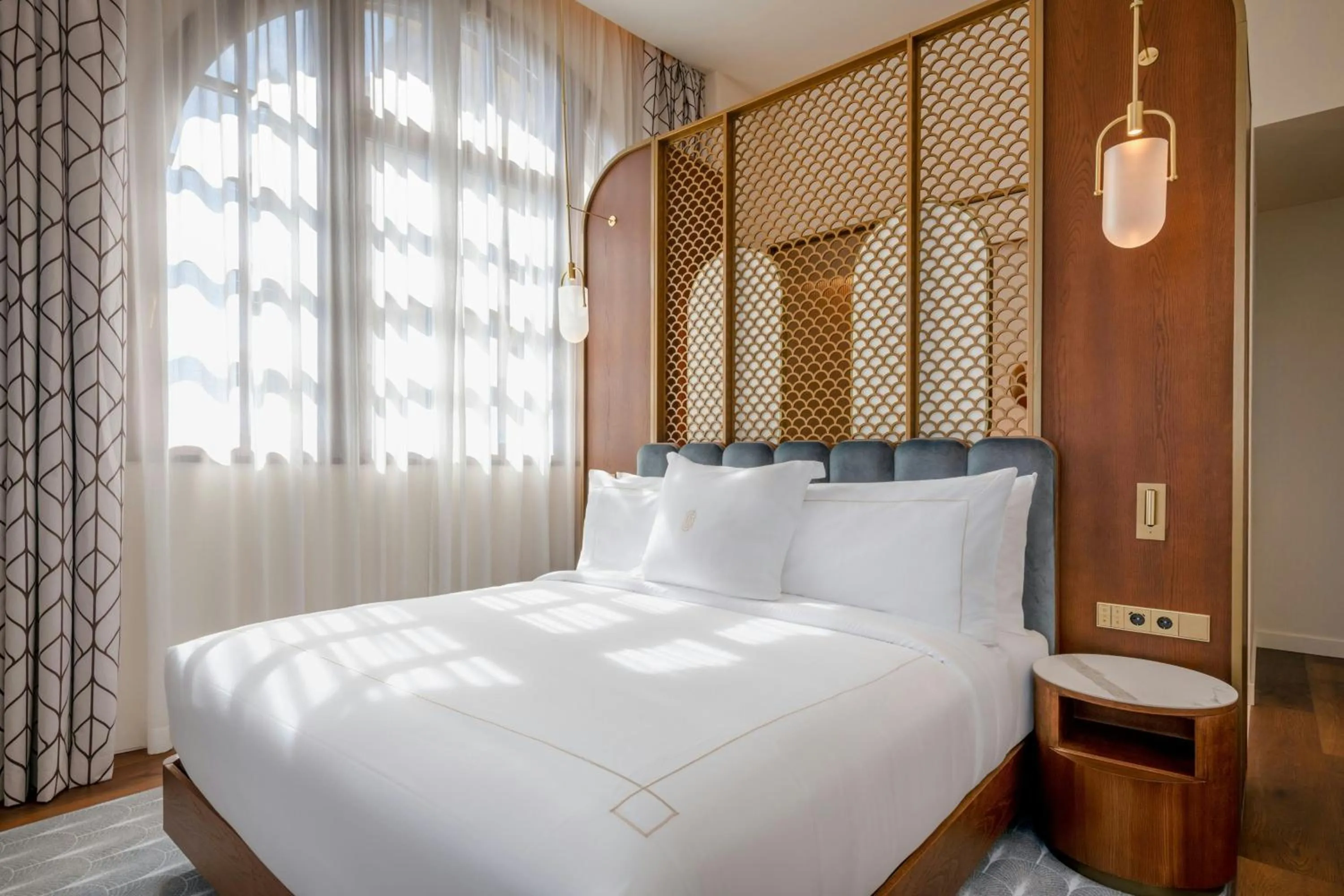 Photo of the whole room, Bed in Grand Hotel Centenari, Valencia, Autograph Collection