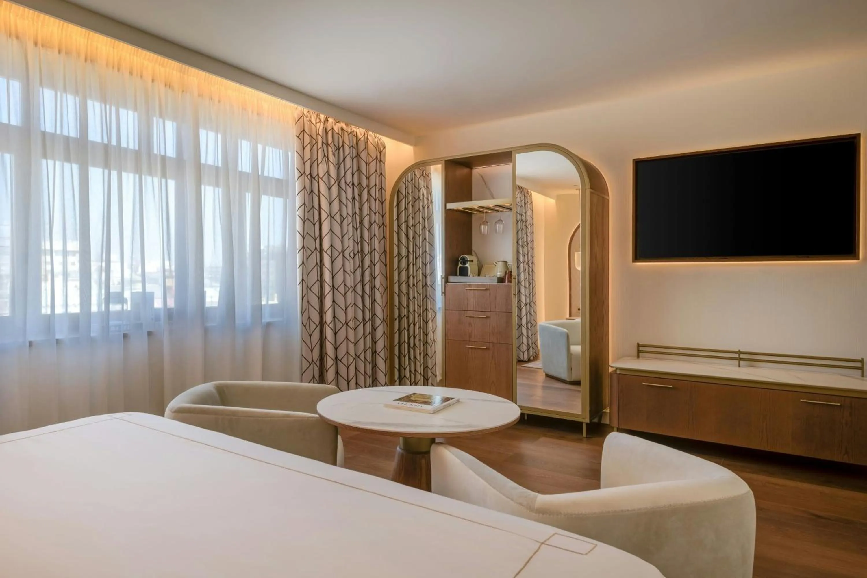 Bedroom, Bed in Grand Hotel Centenari, Valencia, Autograph Collection