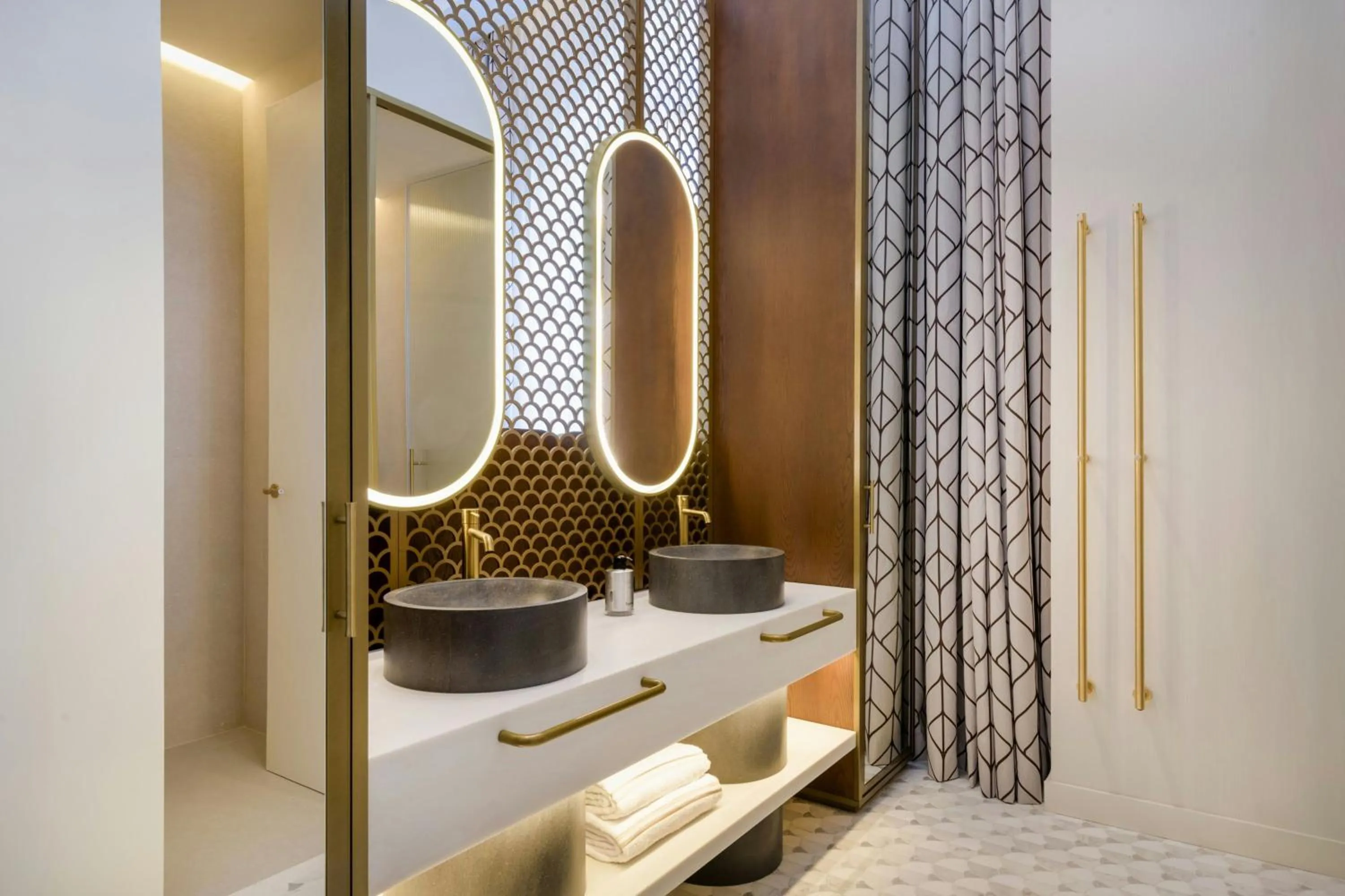 Photo of the whole room in Grand Hotel Centenari, Valencia, Autograph Collection