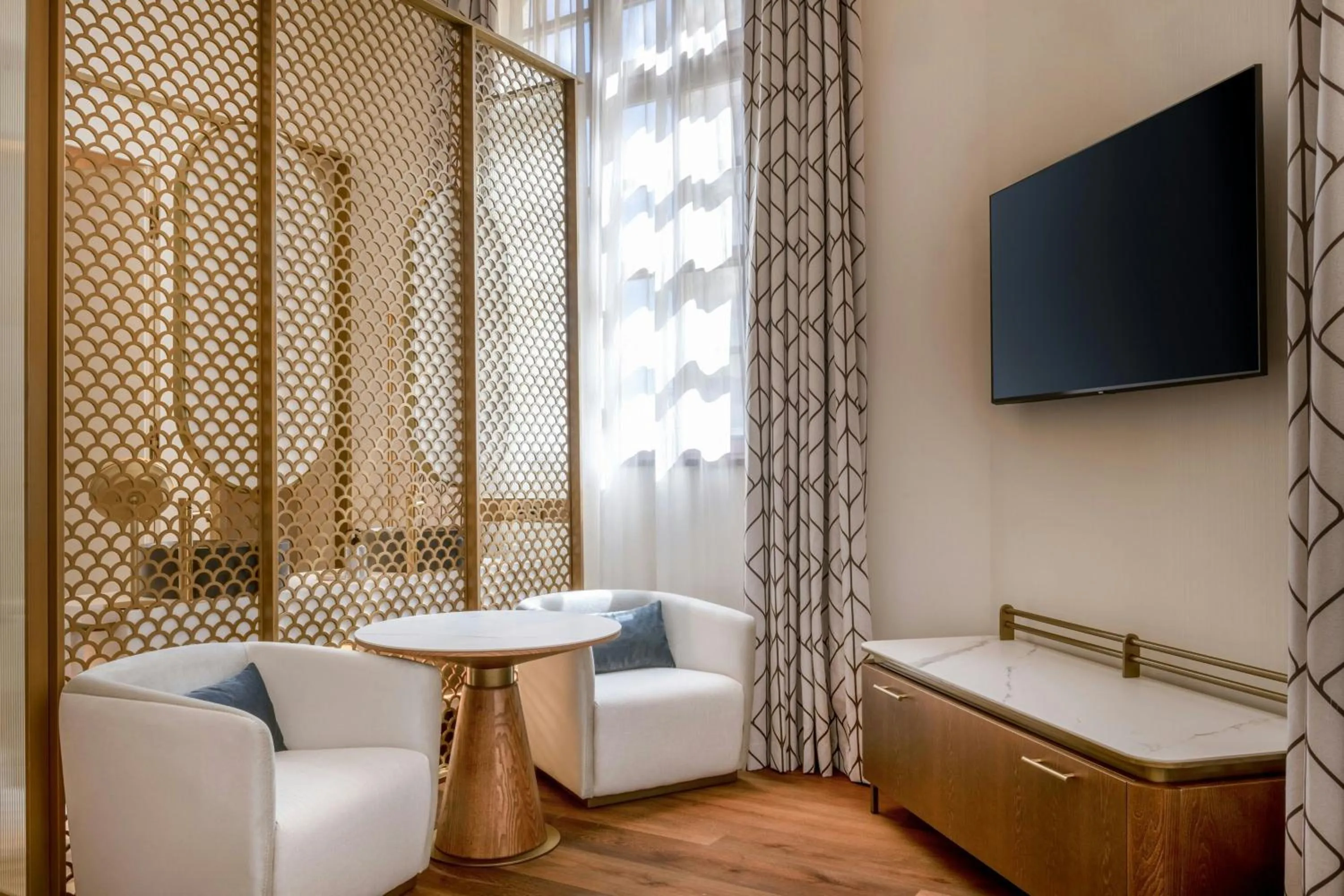 Photo of the whole room in Grand Hotel Centenari, Valencia, Autograph Collection