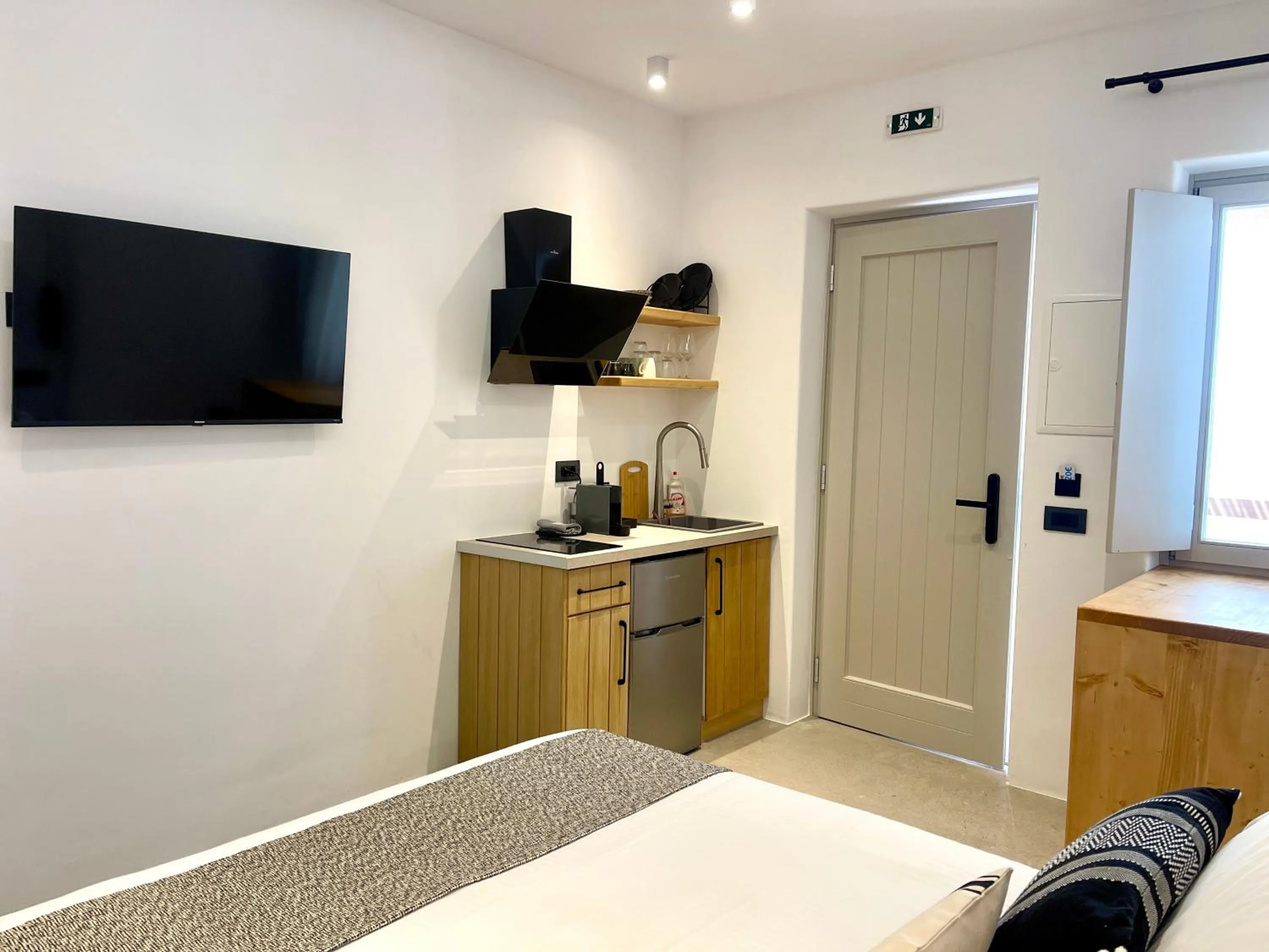 TV and multimedia, Bed in Mykonos Dot Suites