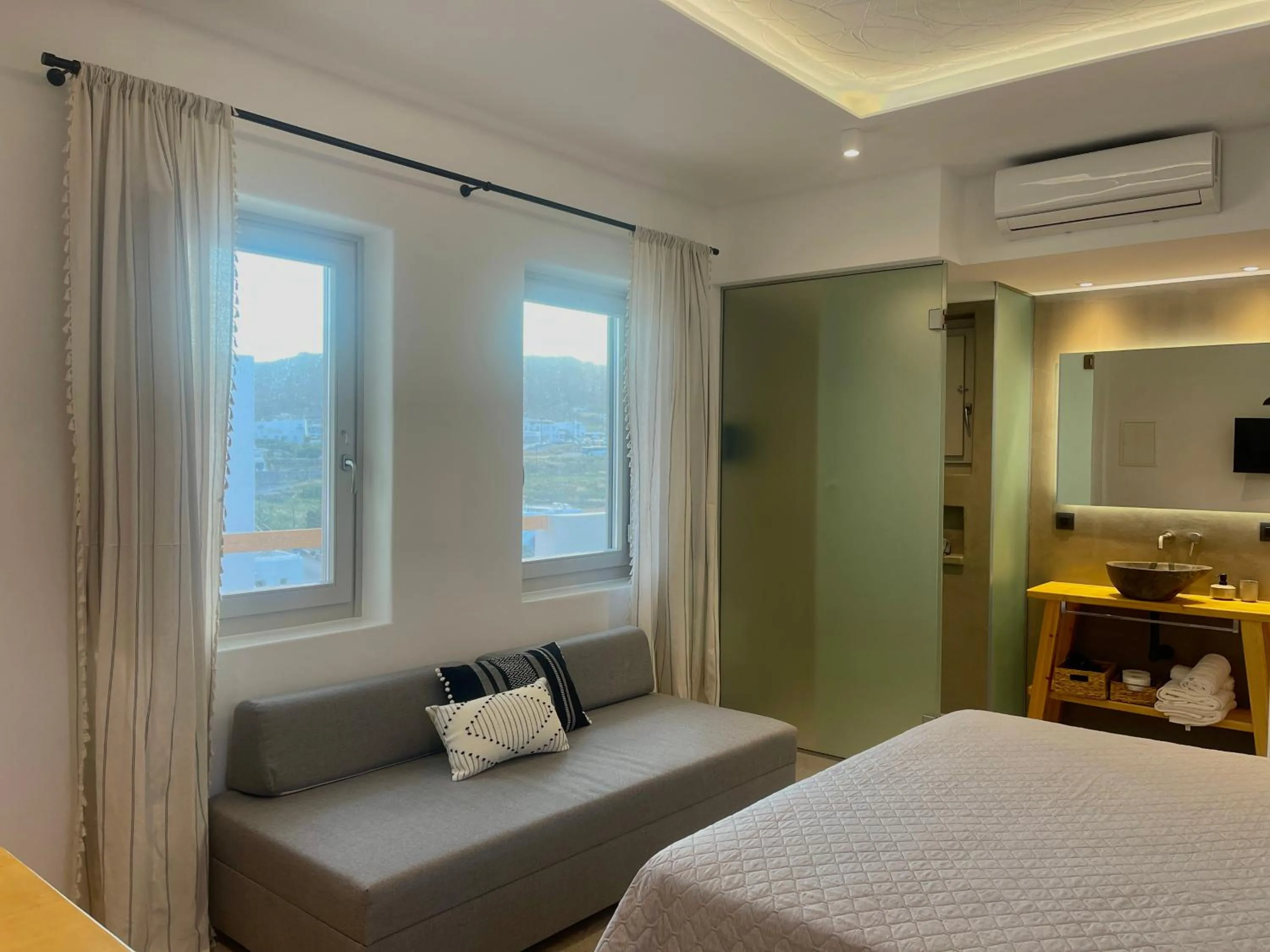 Bathroom, Bed in Mykonos Dot Suites