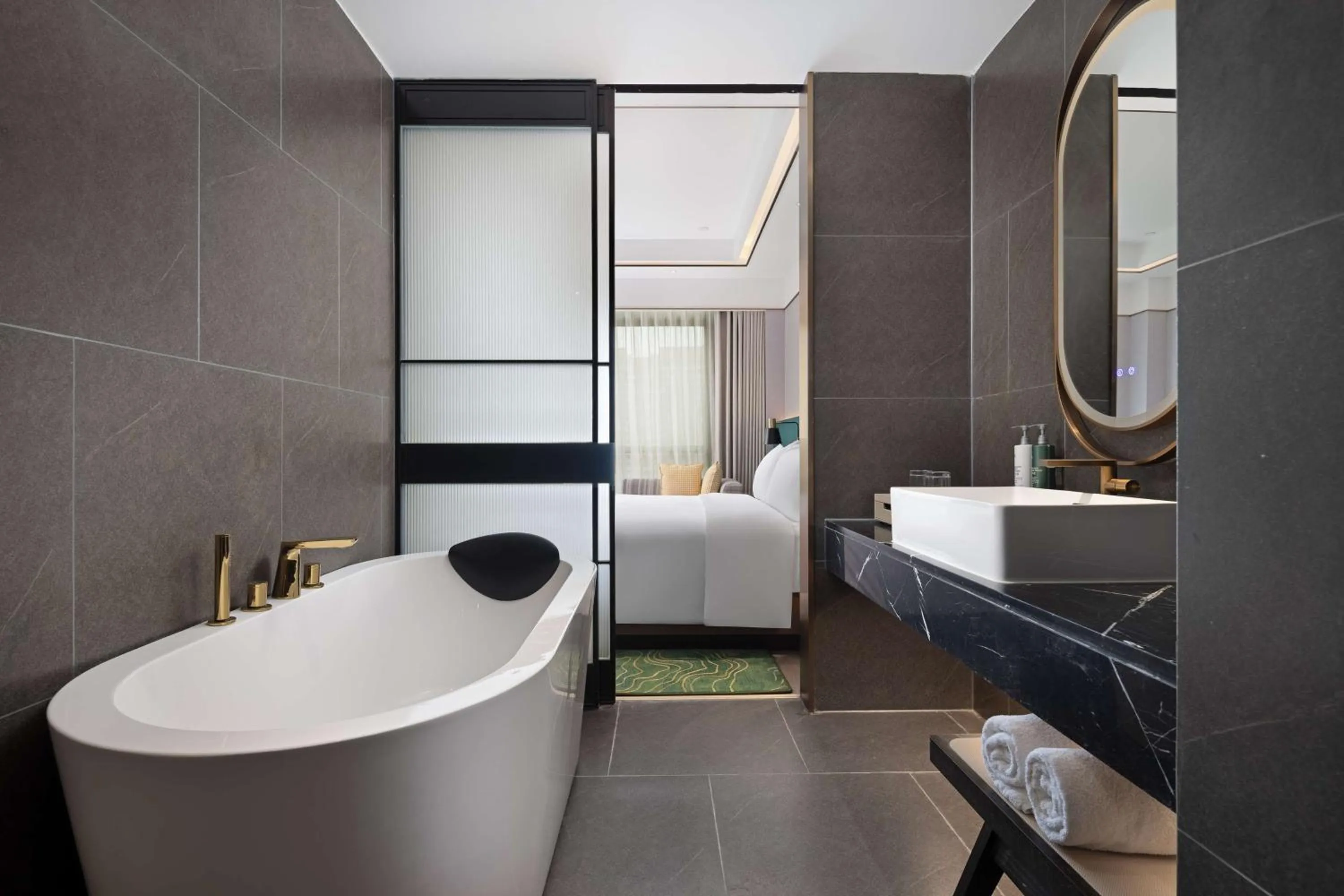 Bathroom, Bed in Hilton Garden Inn Leshan Shizhong
