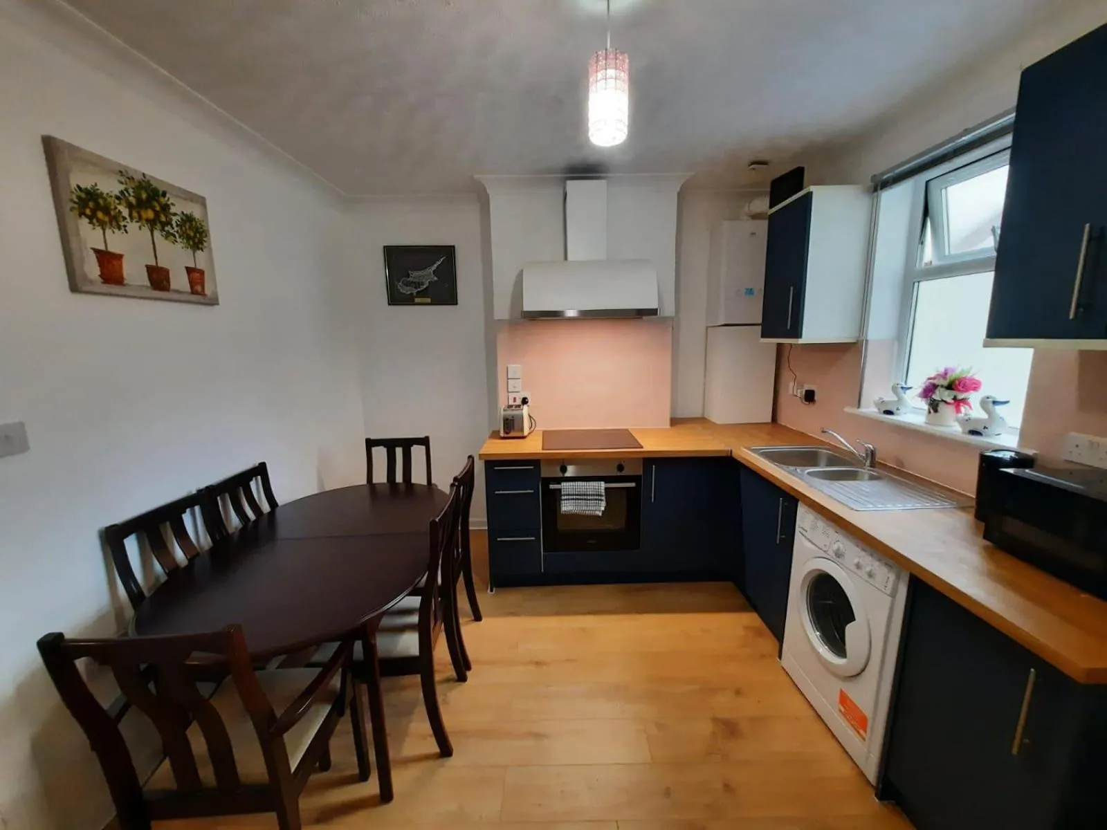 Kitchen or kitchenette in Seafront 2-Bed Apt Sleeps 4 in Clacton-on-Sea