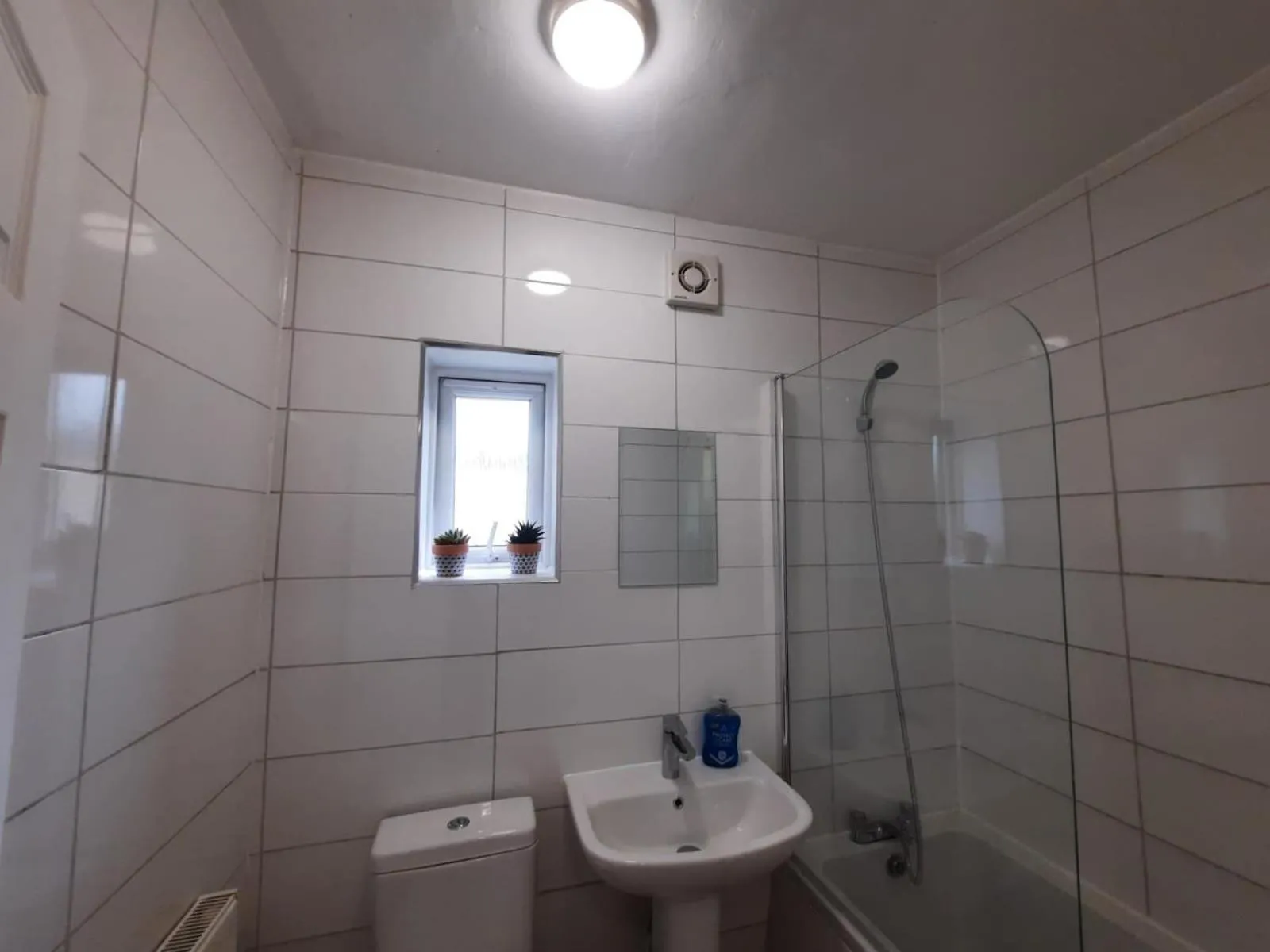 Shower in Seafront 2-Bed Apt Sleeps 4 in Clacton-on-Sea