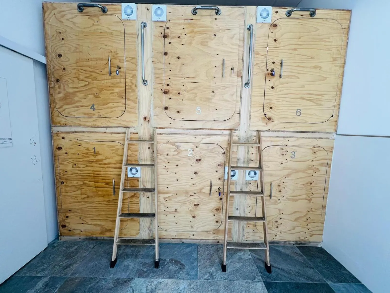 furniture in Cubik Rooms