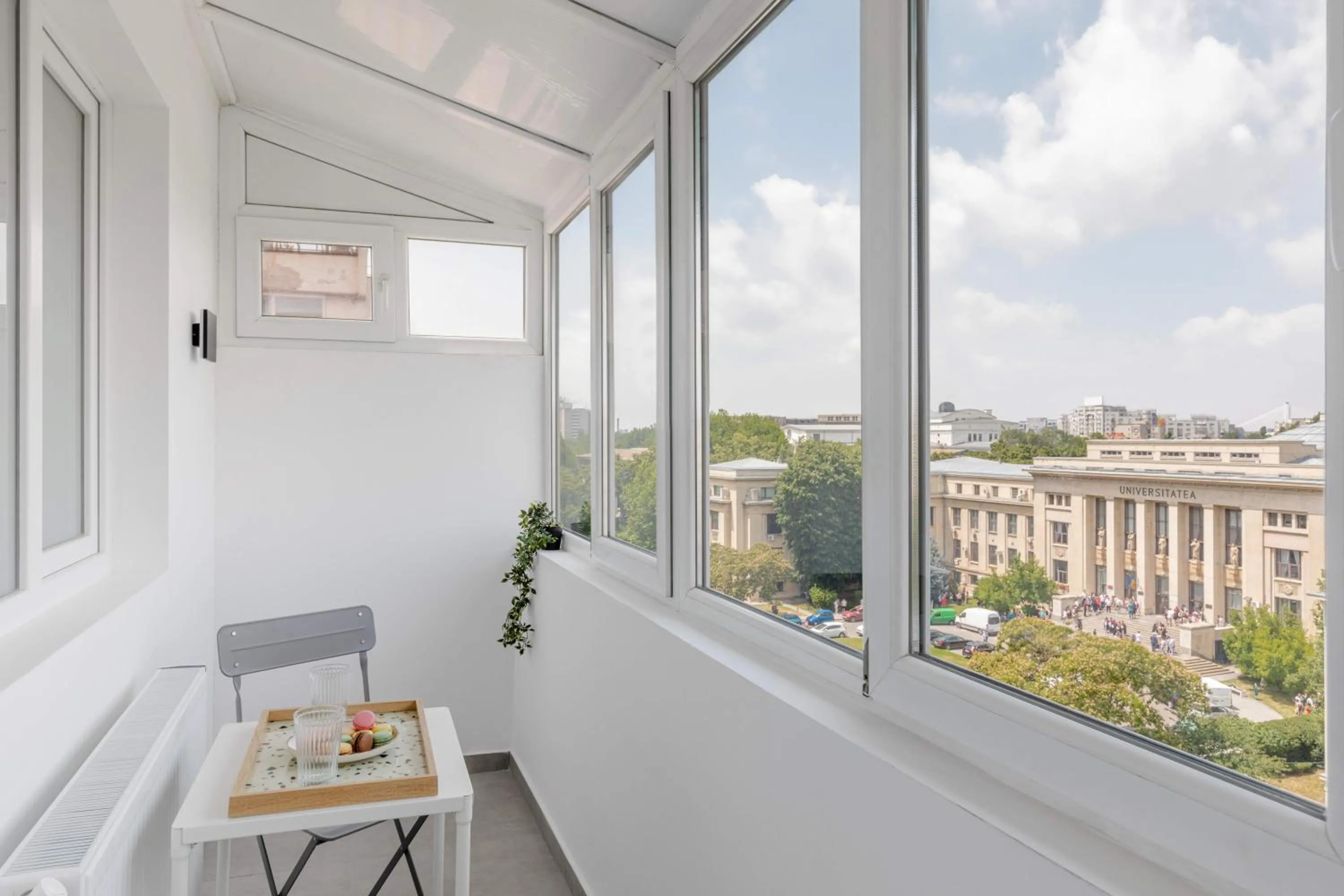 Amazing Style, Bright Colors, Balconies, 1BR near The Faculty of Law