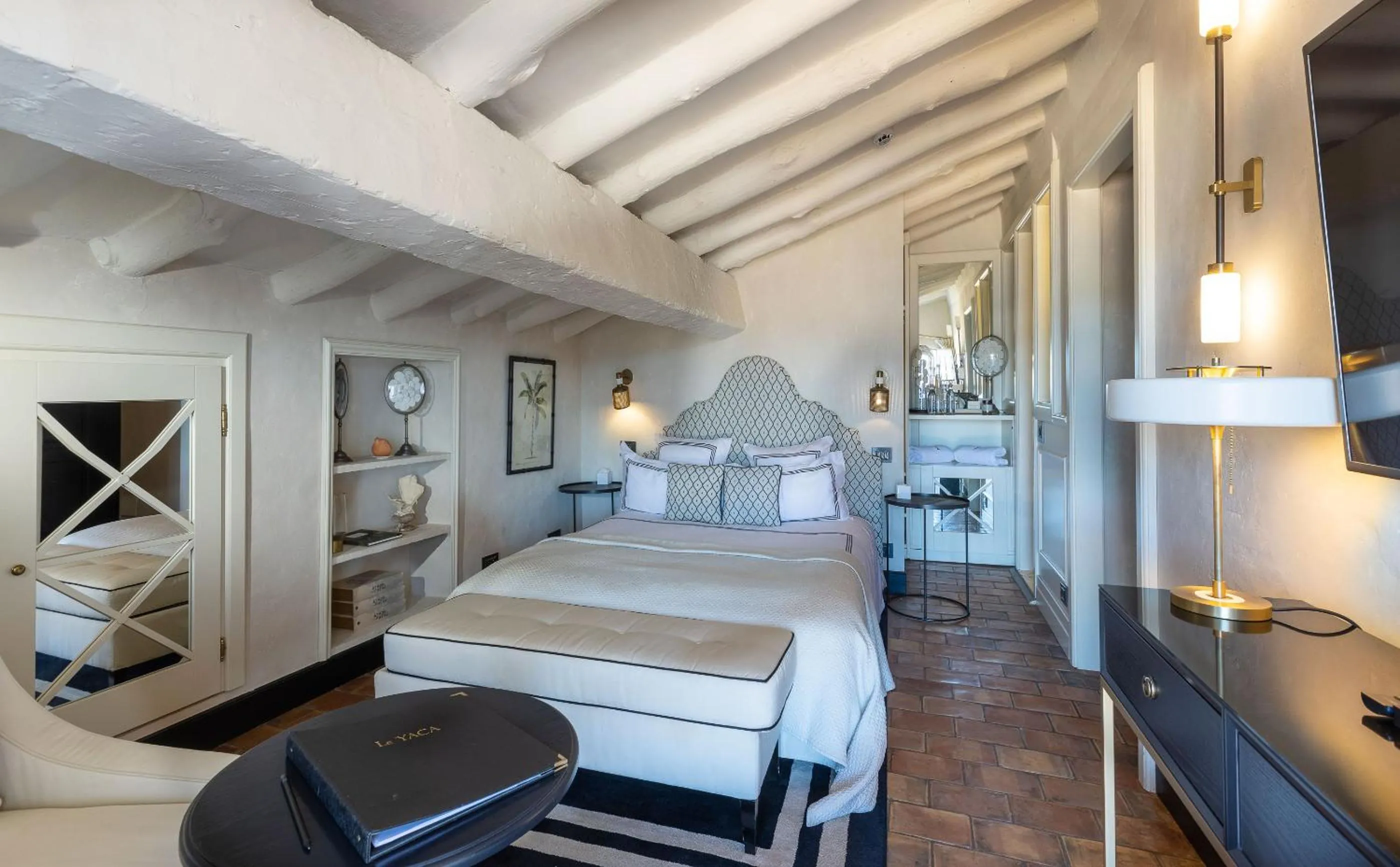Bedroom, Bed in Le Yaca Saint-Tropez