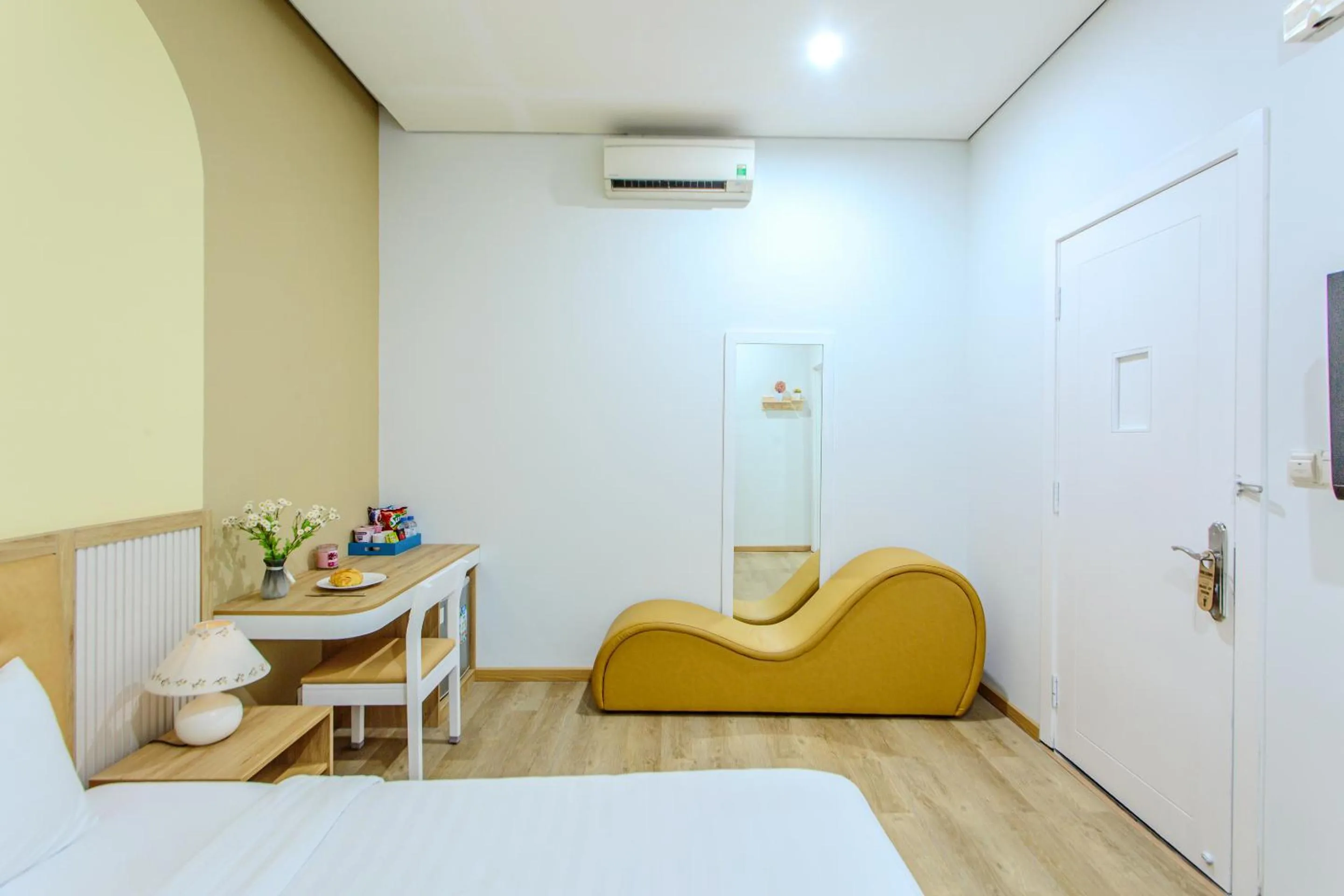 Bedroom, Bed in Palmier Hotel - Art House Da Nang
