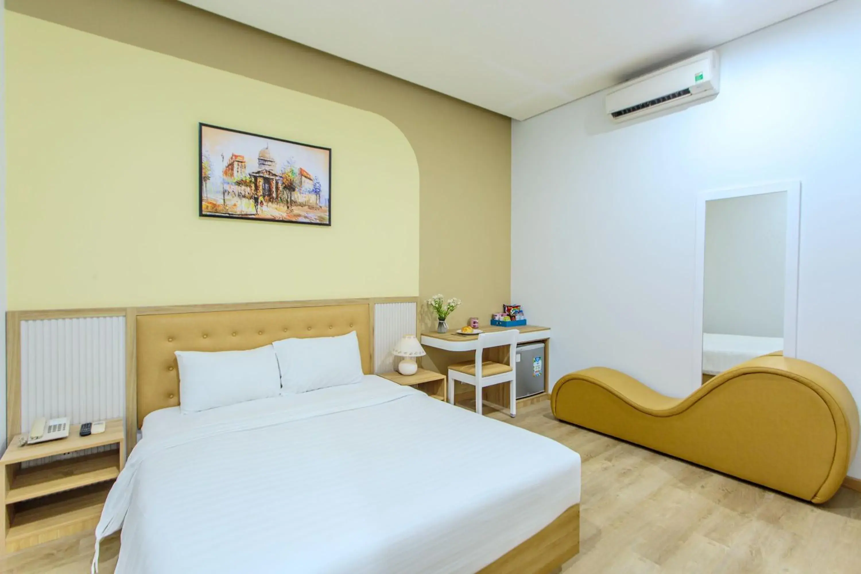 Superior Double Room in Palmier Hotel - Art House Da Nang Superior Double Room in Palmier Hotel - Art House Da Nang