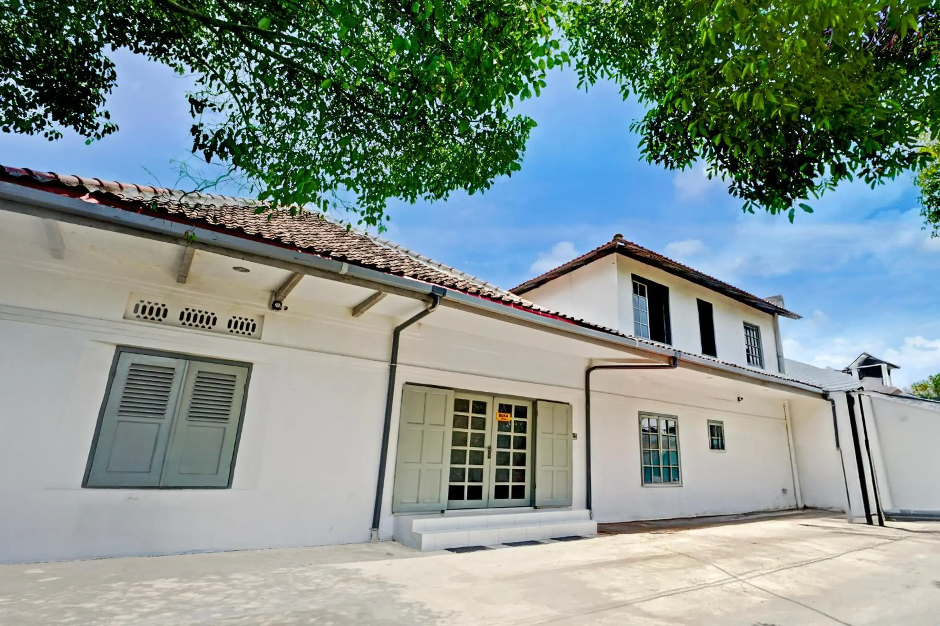 Facade/entrance in Hotel O Nawangwulan Facade/entrance in Hotel O Nawangwulan
