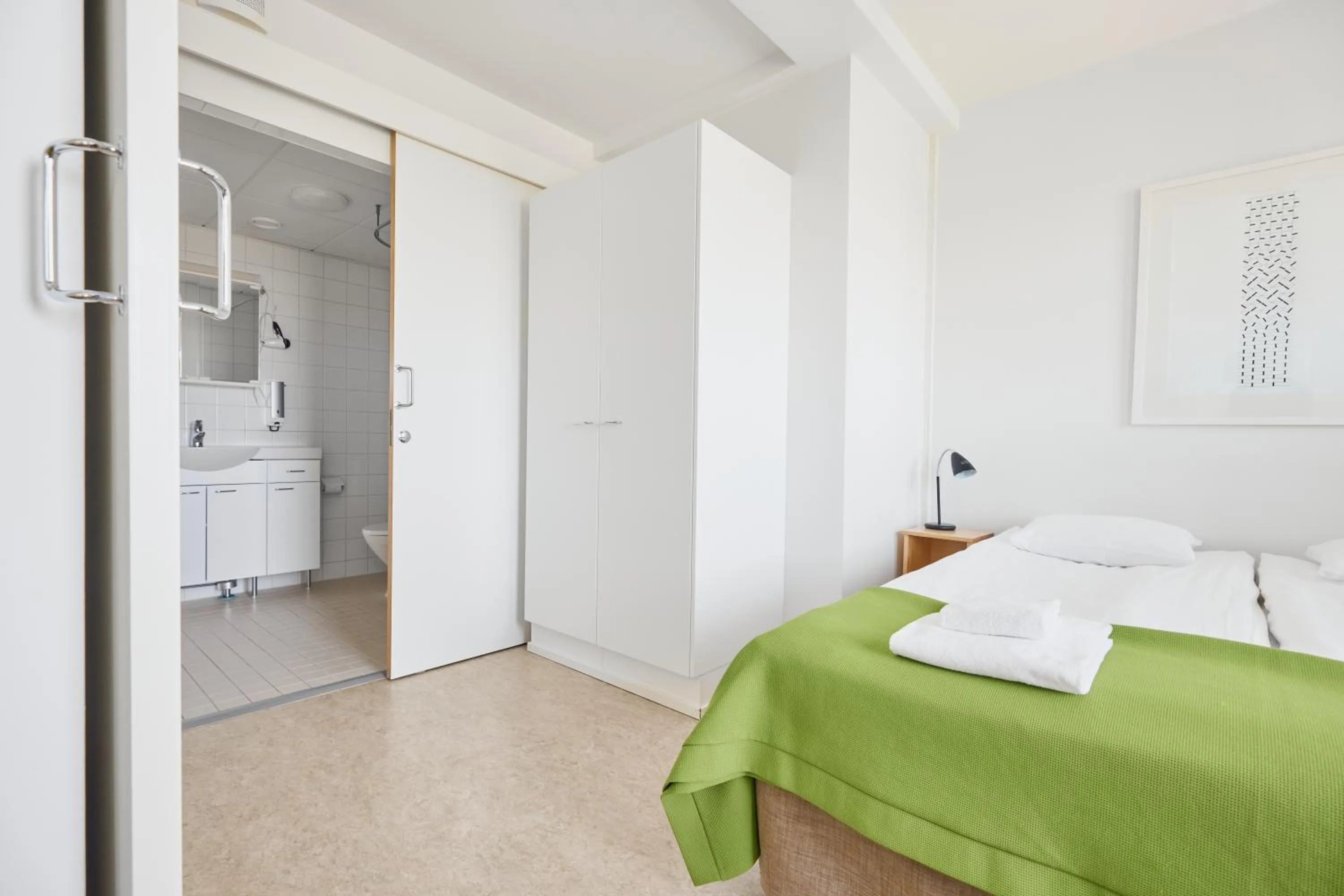 Bathroom, Bed in Töölö Towers