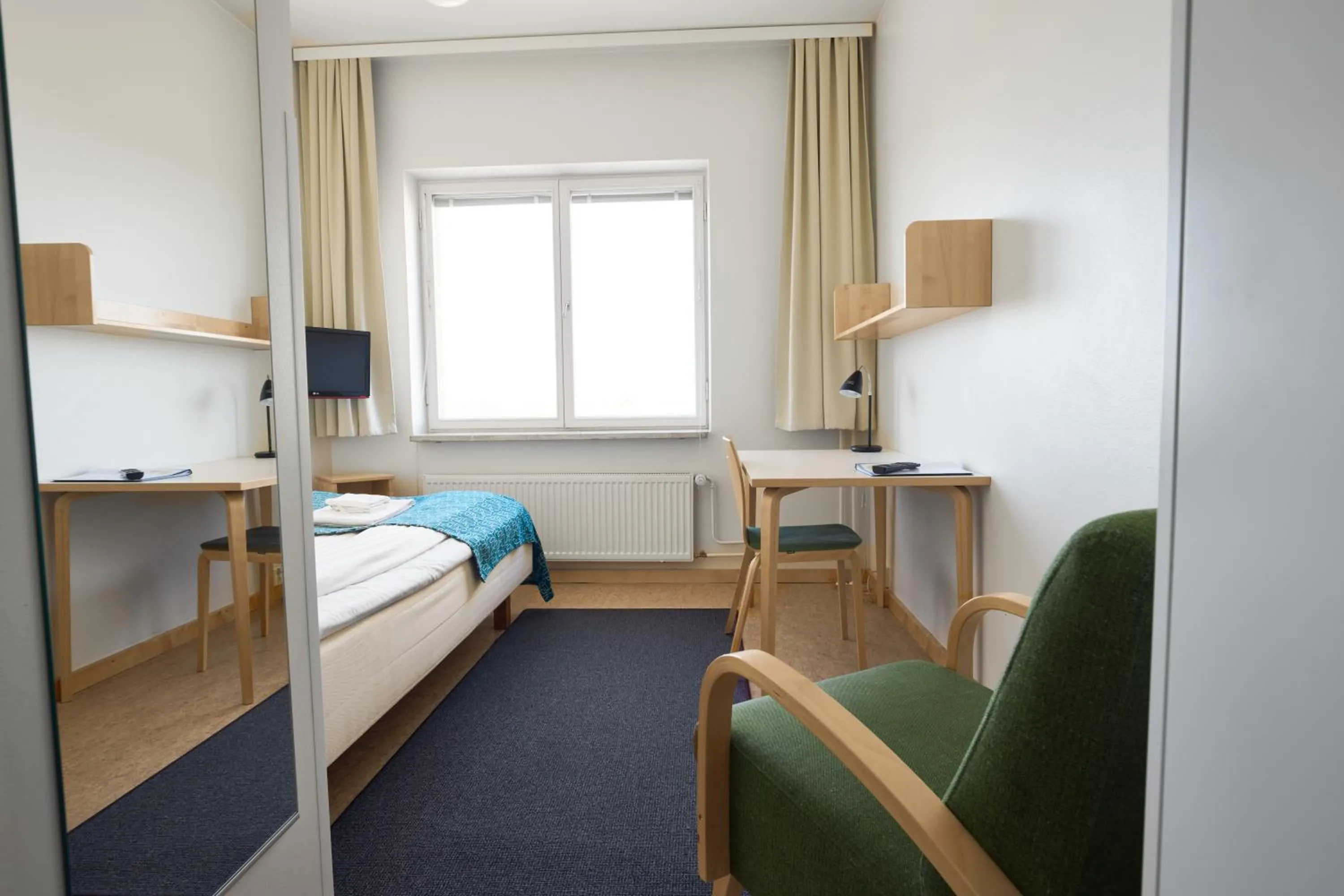 Photo of the whole room, Bed in Töölö Towers