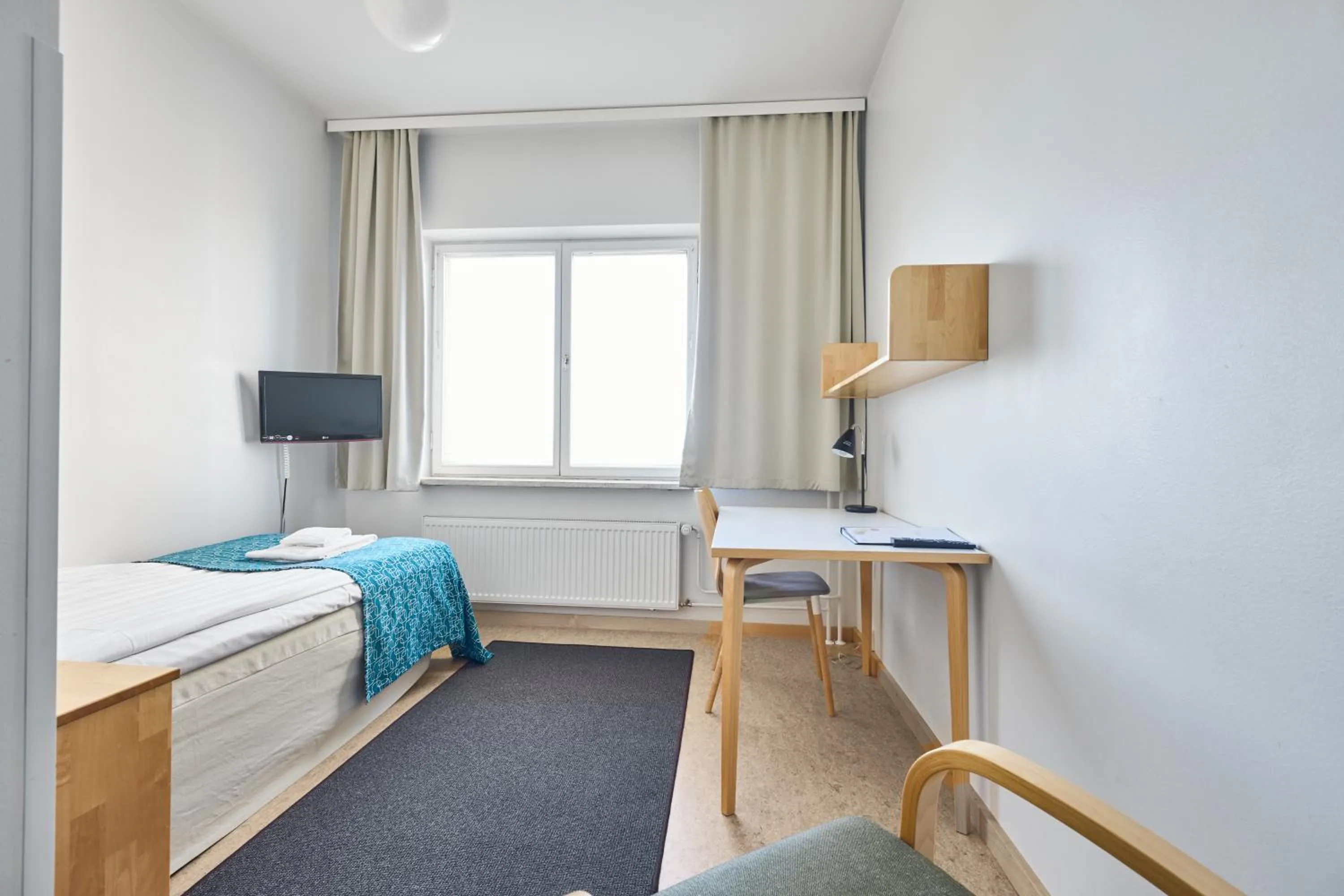 Photo of the whole room, Bed in Töölö Towers