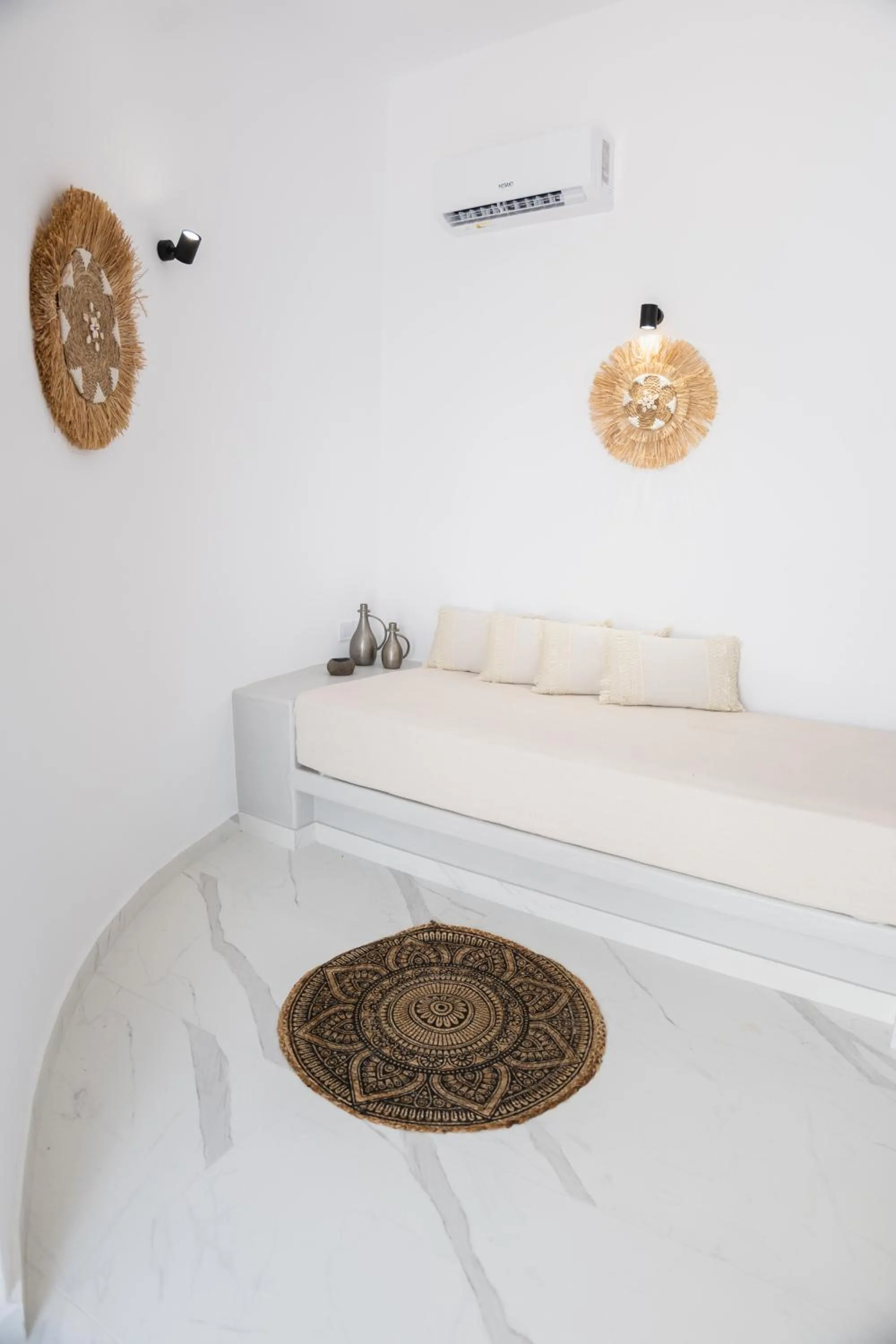 Seating area, Bed in Kýma Perissa