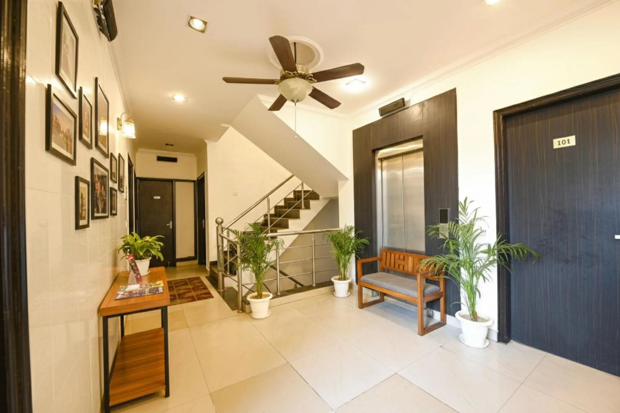 Lobby or reception in FabHotel Velvet Suites Near Millennium City Centre Gurugram