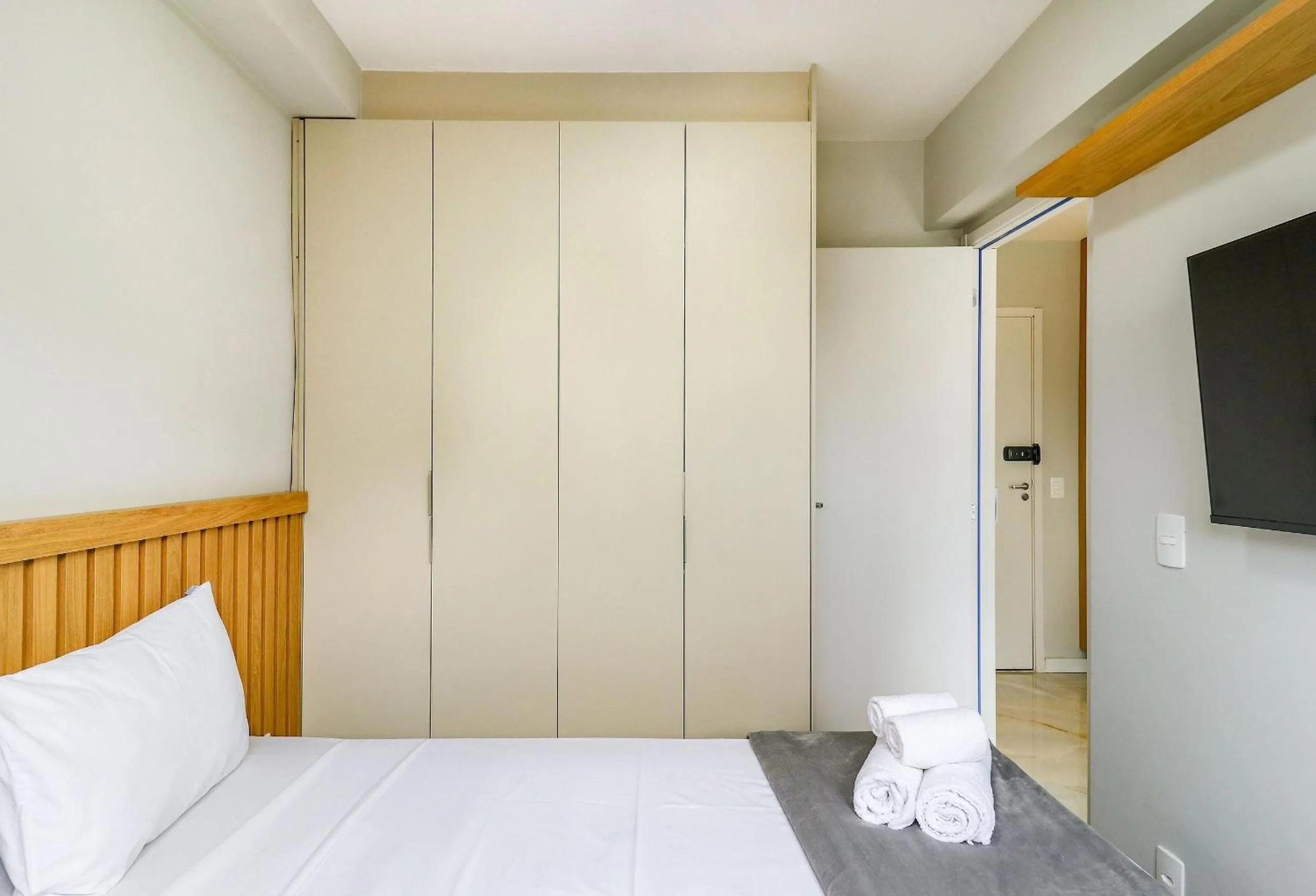 Bedroom, Bed in Composite Moema