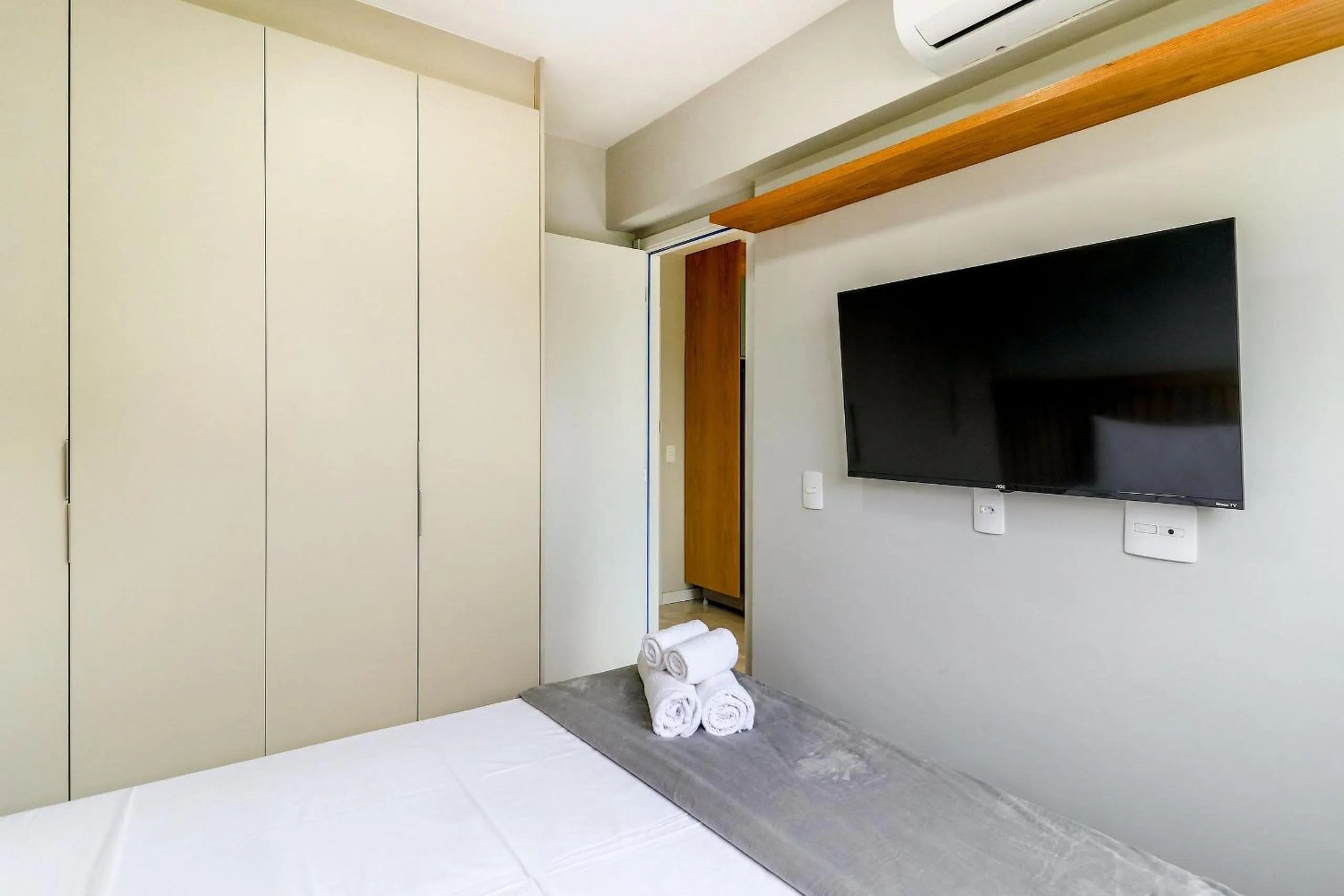 Bedroom, Bed in Composite Moema