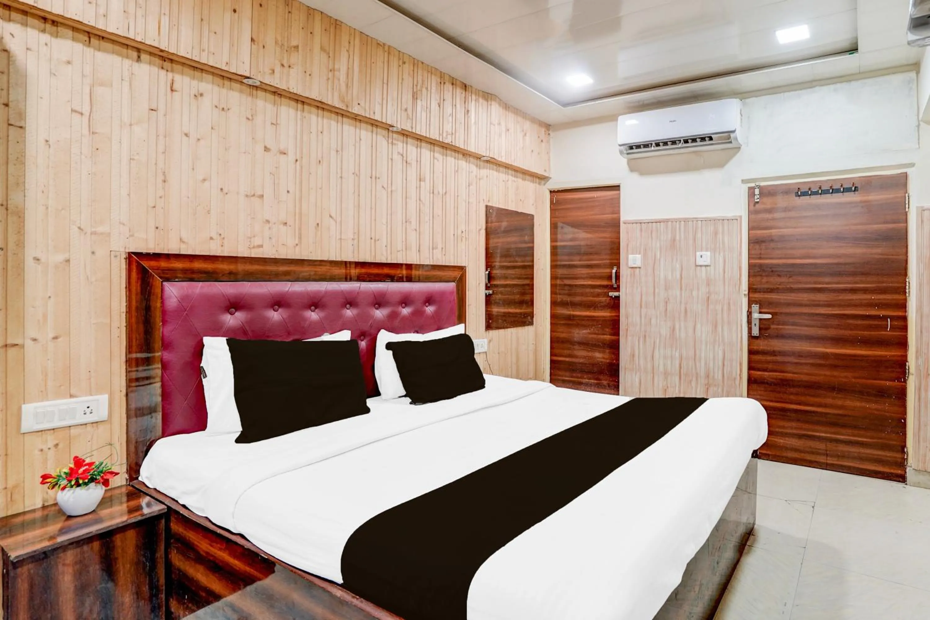Super Collection O Tajganj West Gate Formerly Hotel Host