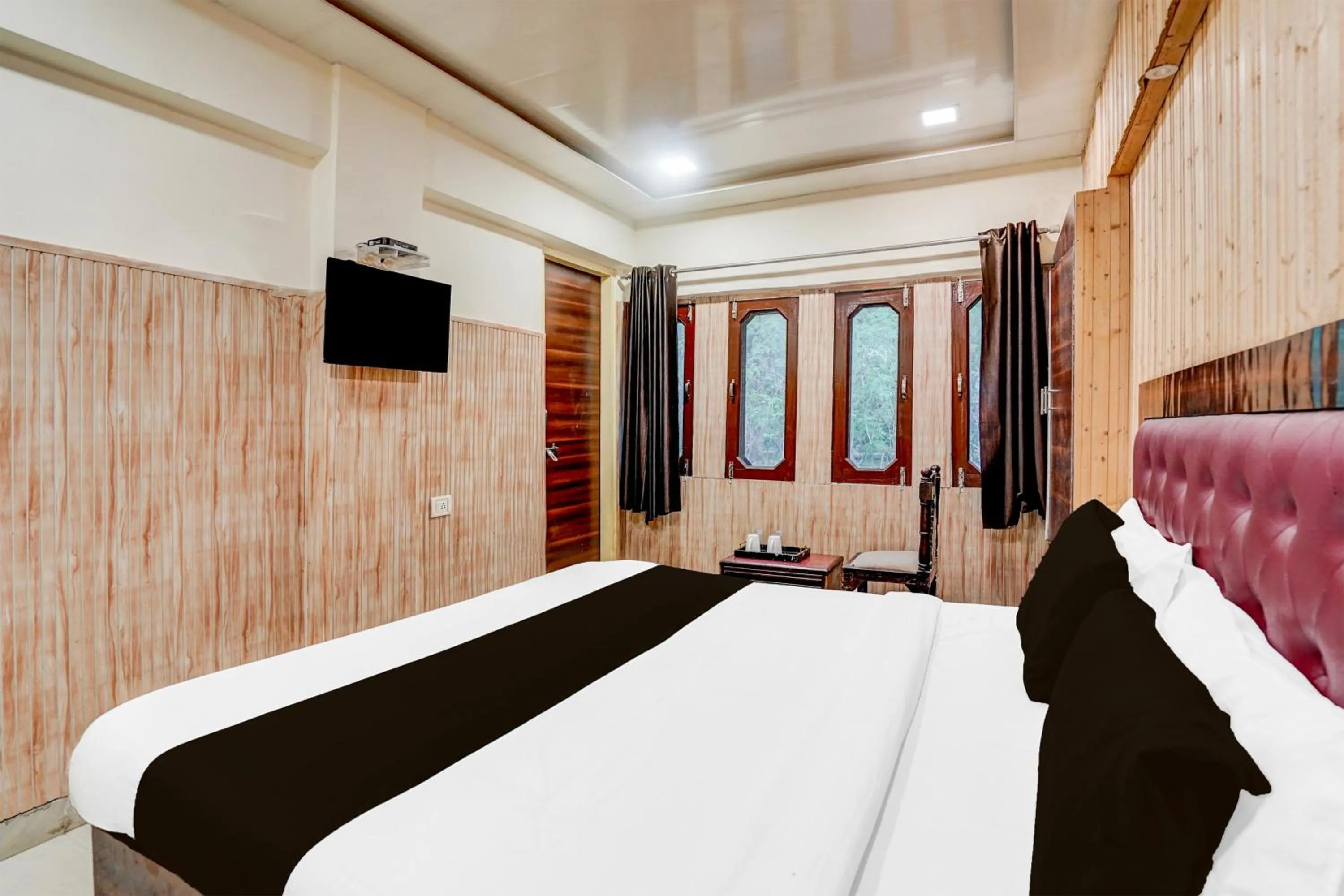 Super Collection O Tajganj West Gate Formerly Hotel Host