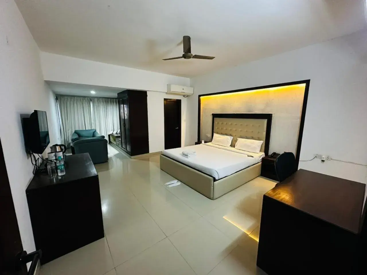 Deluxe King Room in BNGV Grandeur Hotel & Banquets Deluxe King Room in BNGV Grandeur Hotel & Banquets