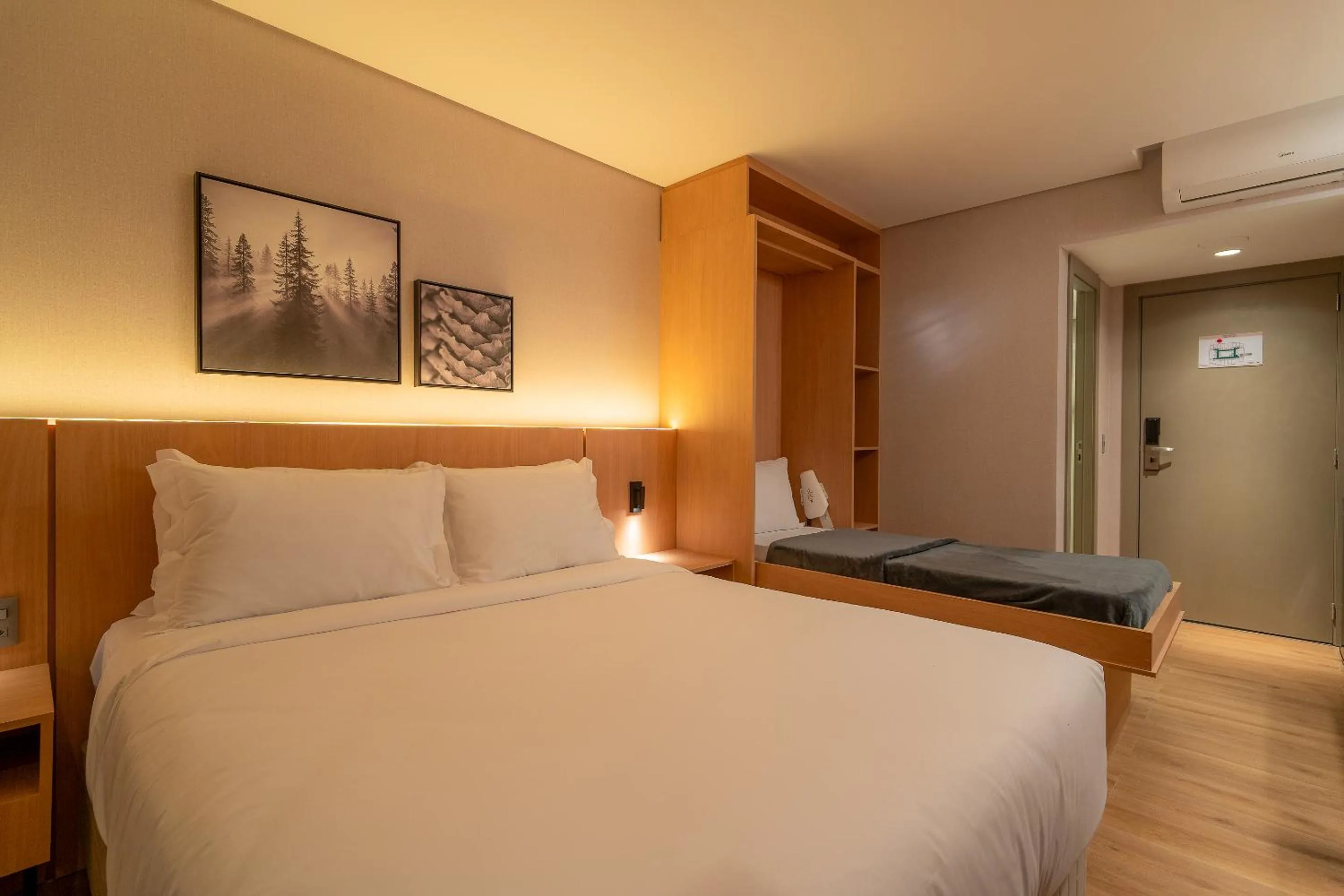 Photo of the whole room, Bed in Golden Tulip Canela OFICIAL