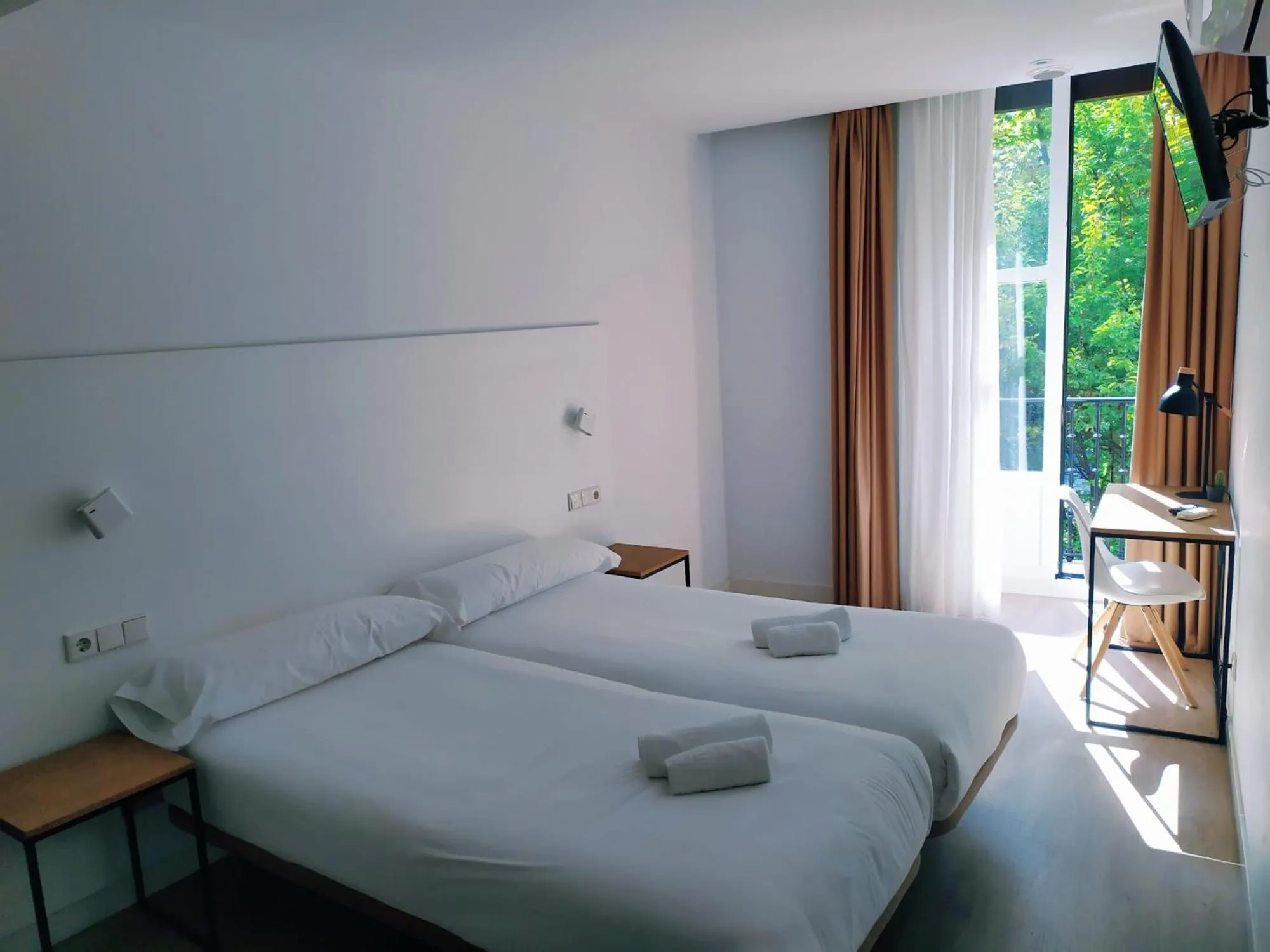 Balcony/Terrace, Bed in Pensión Sarriegi