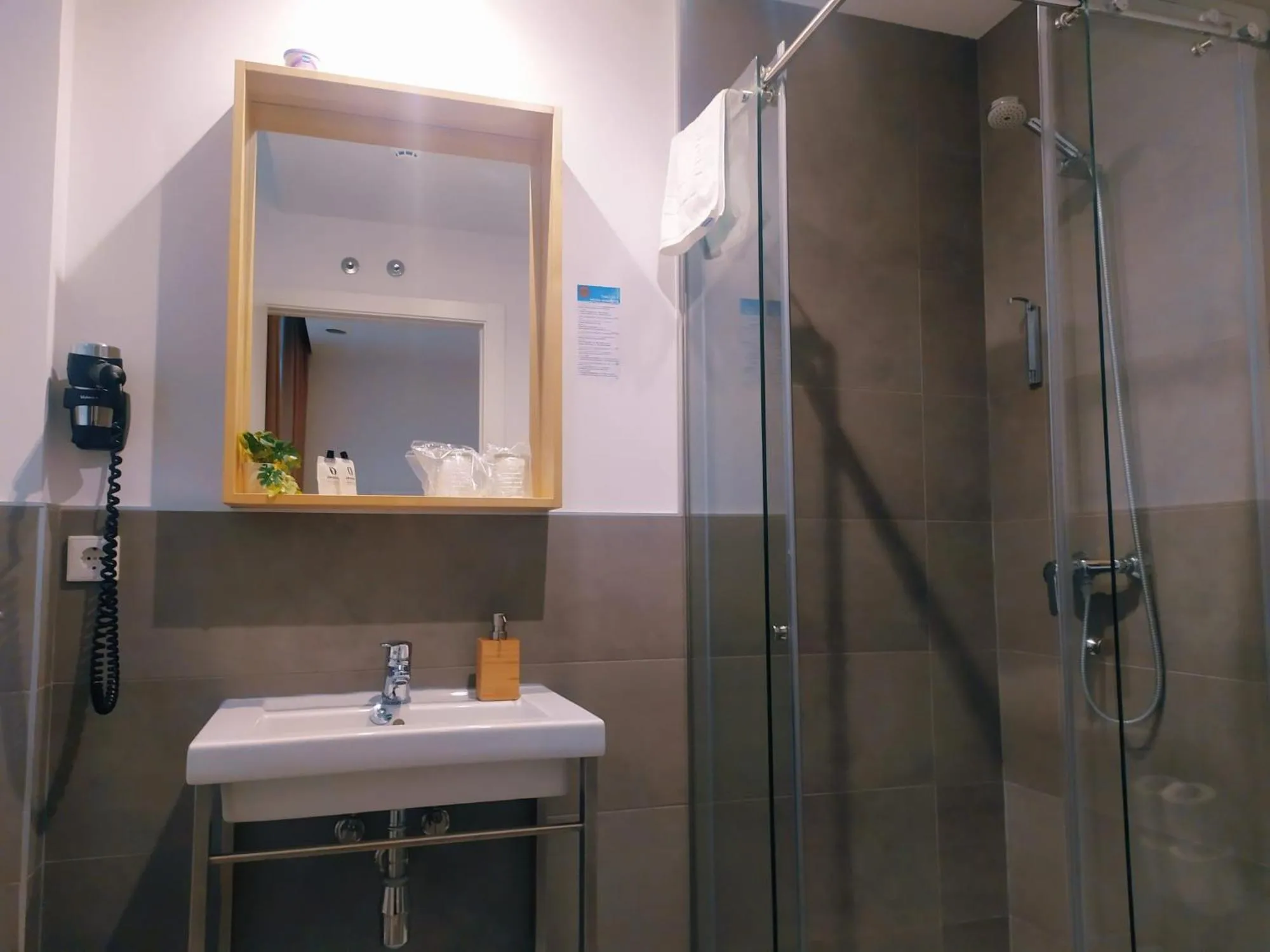 Shower in Pensión Sarriegi