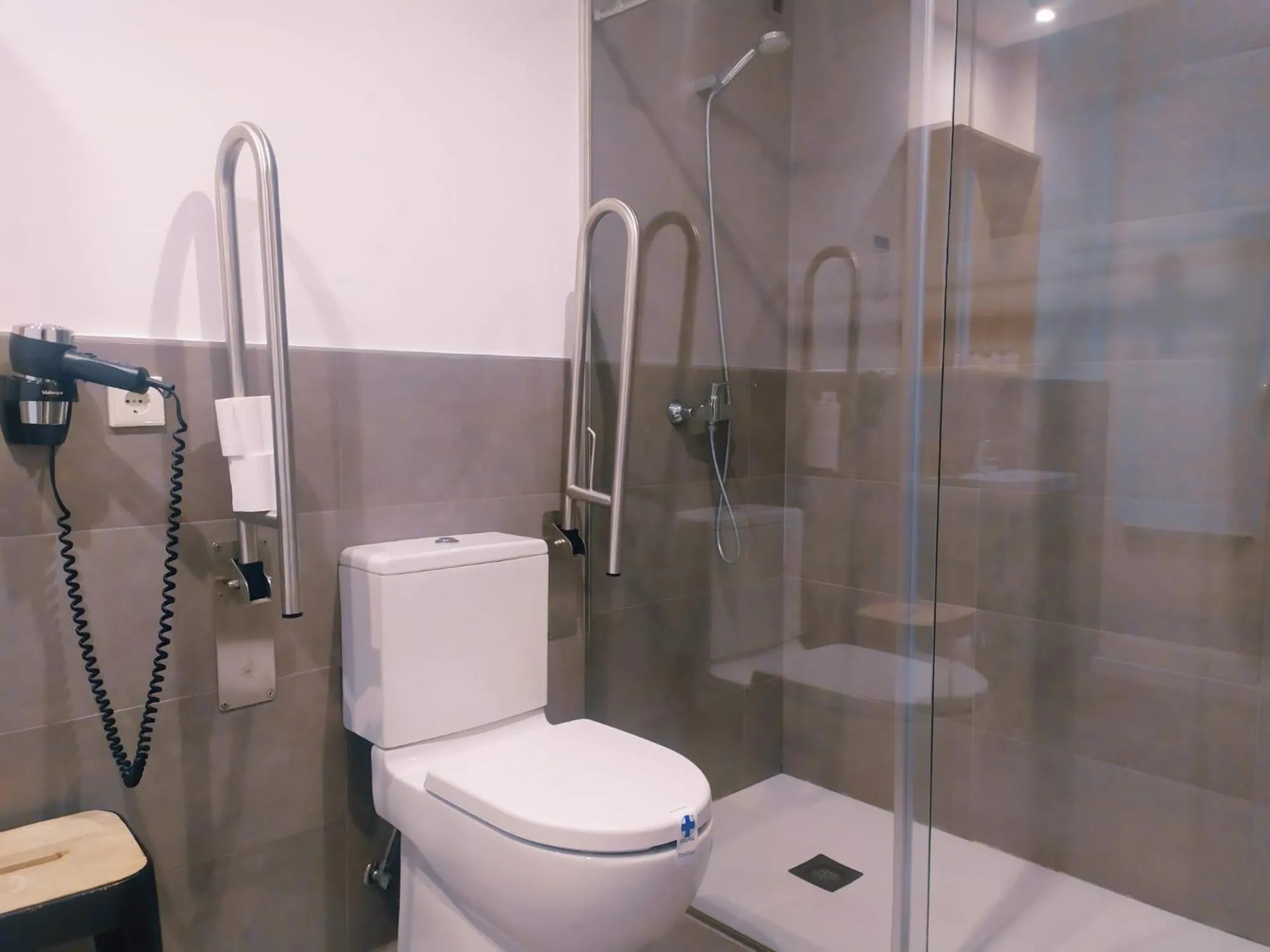 Shower in Pensión Sarriegi