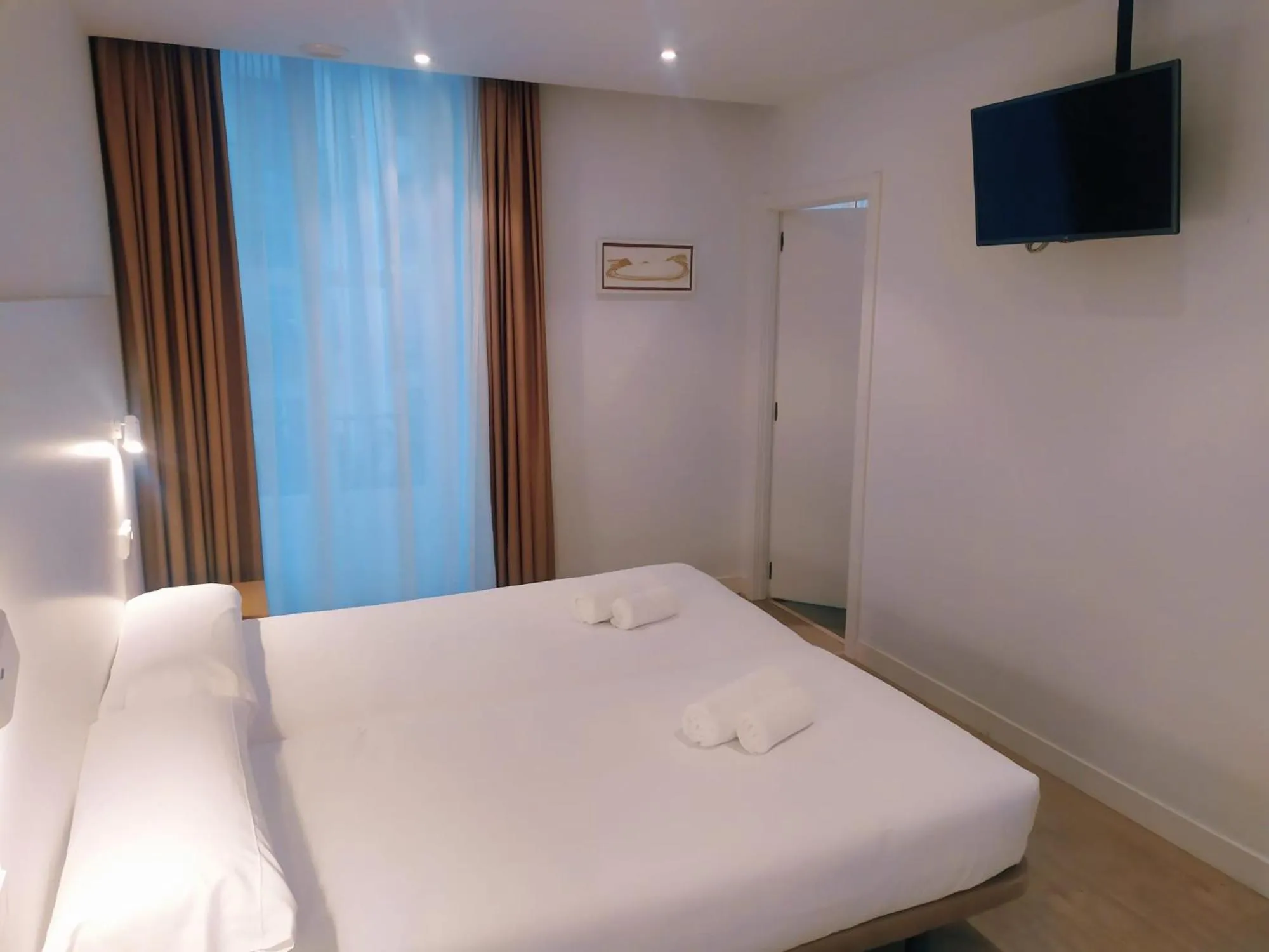 Photo of the whole room, Bed in Pensión Sarriegi