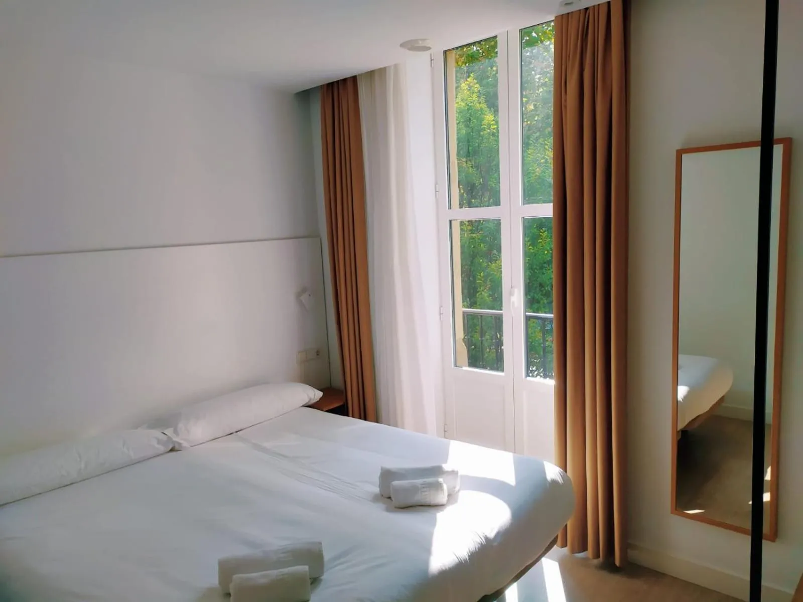 Photo of the whole room, Bed in Pensión Sarriegi