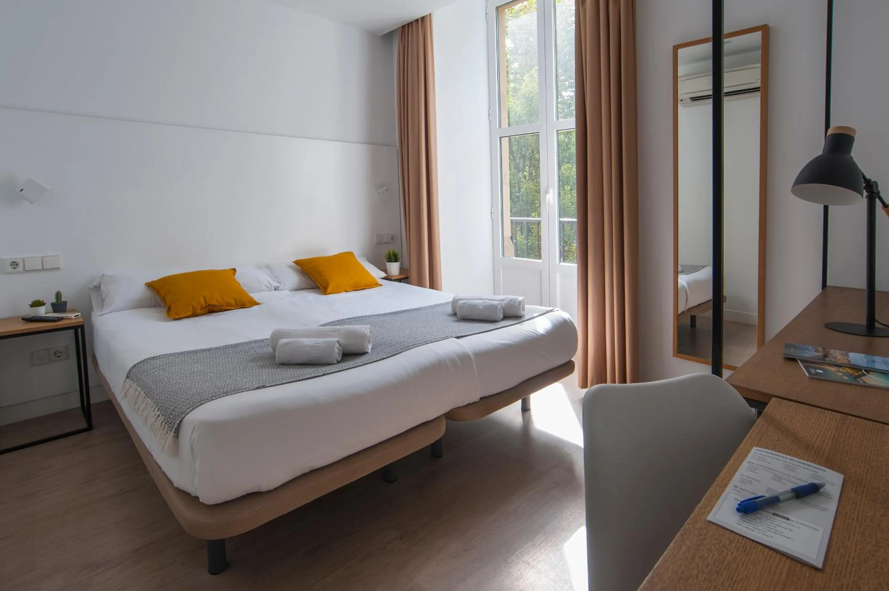 Balcony/Terrace, Bed in Pensión Sarriegi