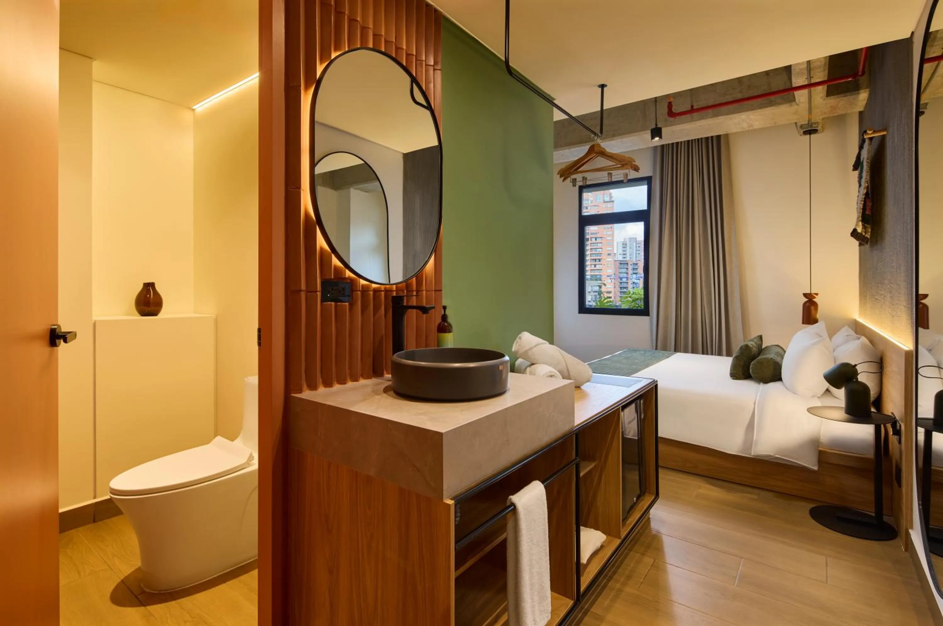 Bathroom, Bed in Hunters Hotel by Jalo