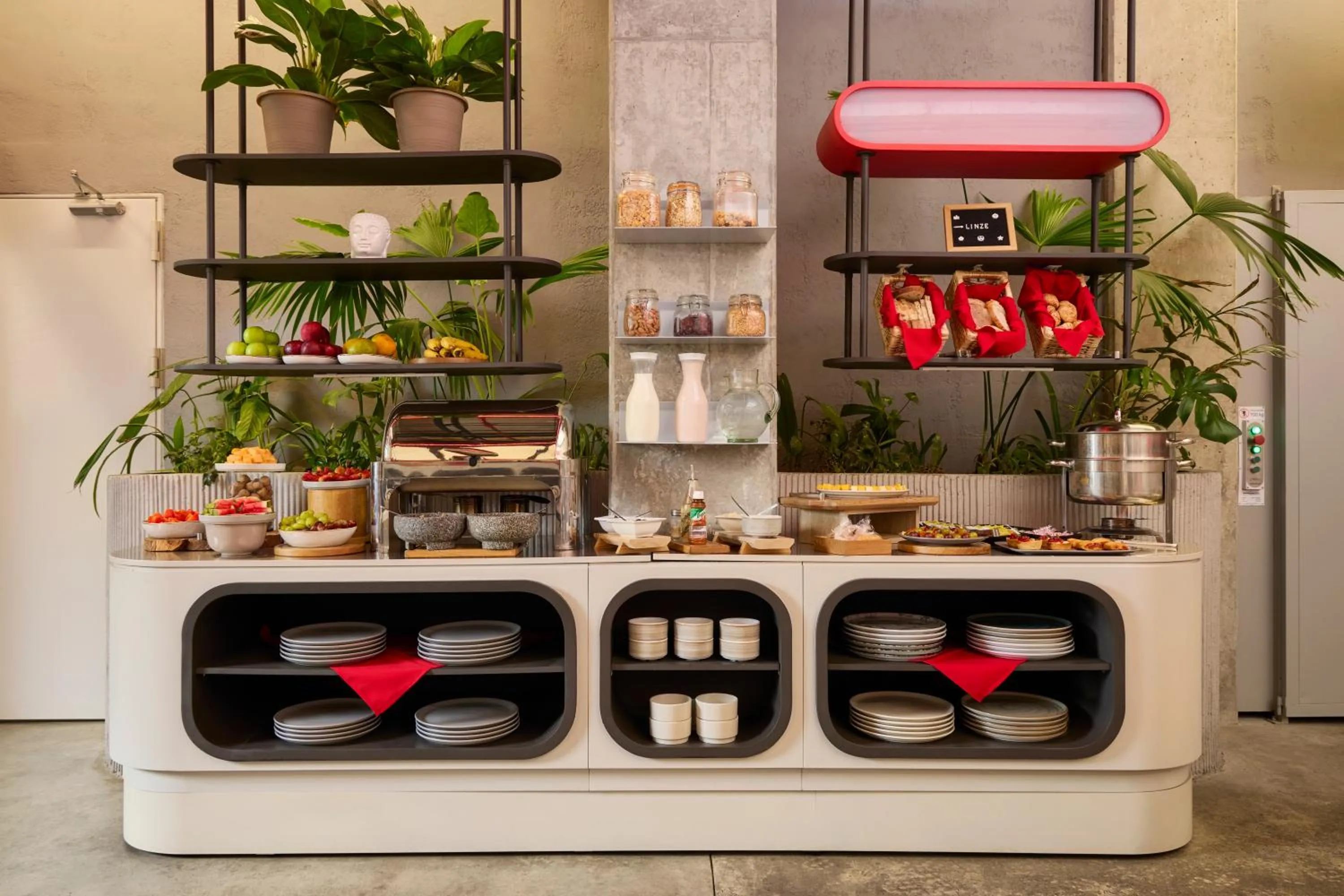 Food and drinks in Hunters Hotel by Jalo