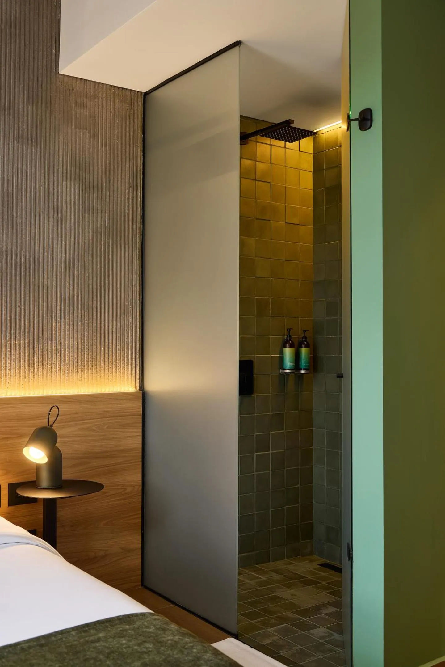 Bathroom, Bed in Hunters Hotel by Jalo