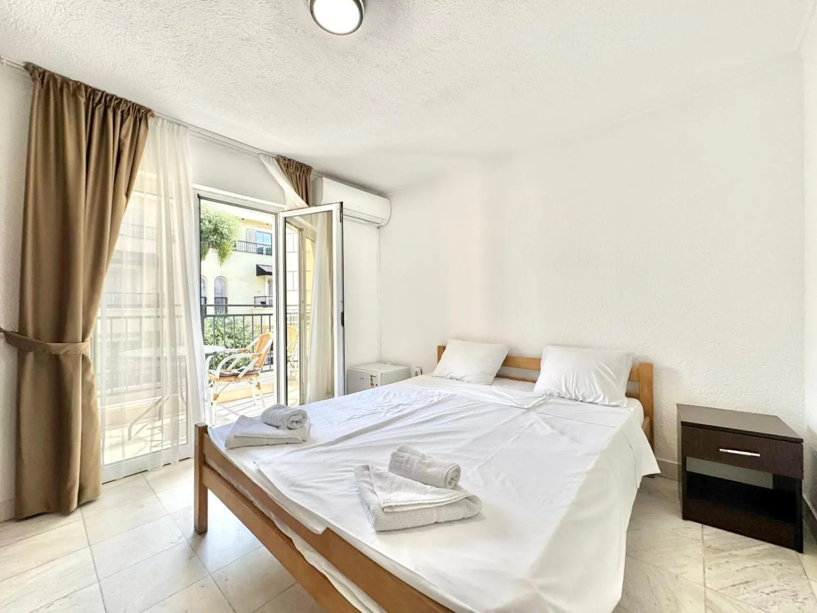 Bed in Hotel Lobo Budva