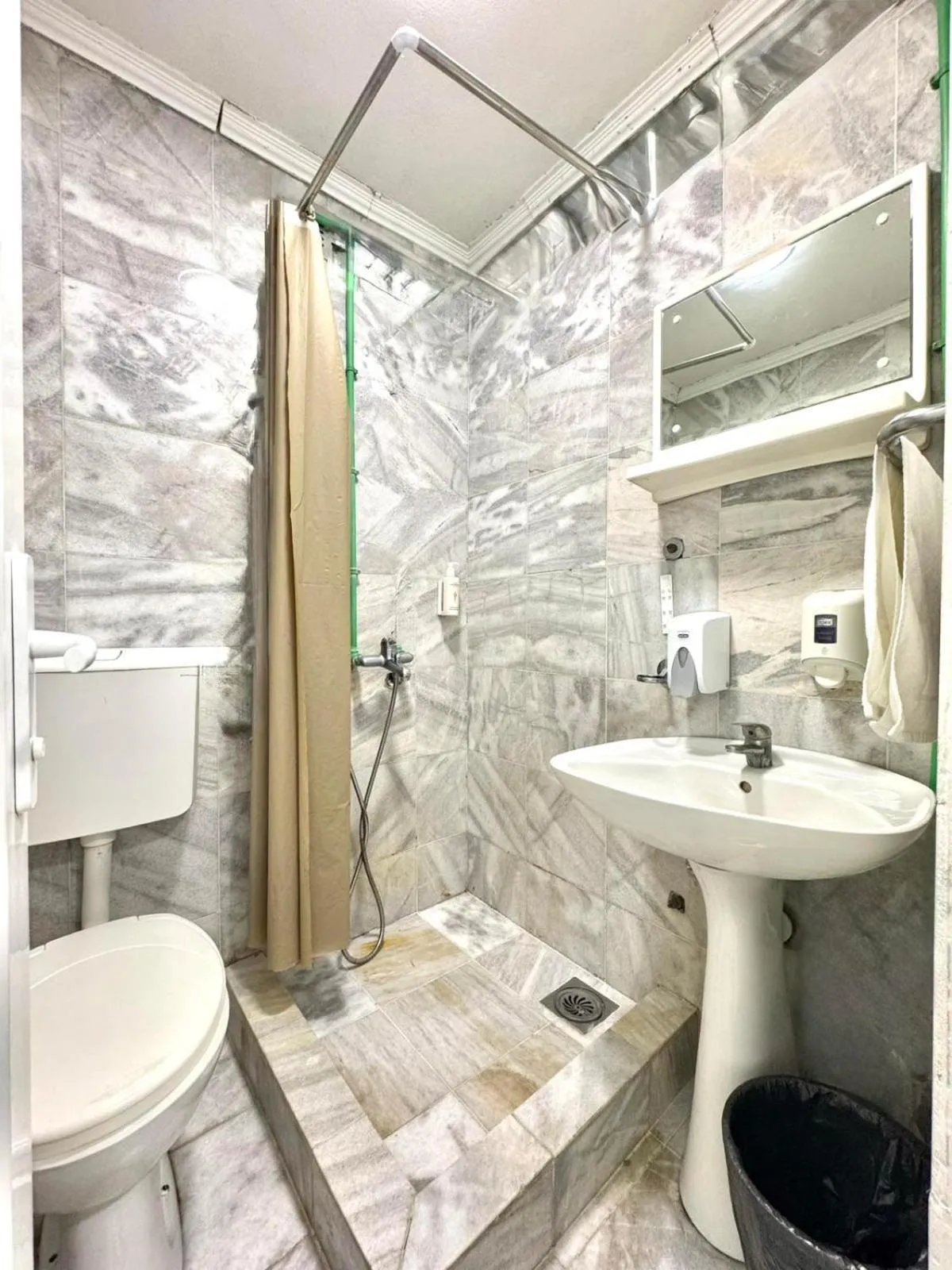 Shower in Hotel Lobo Budva