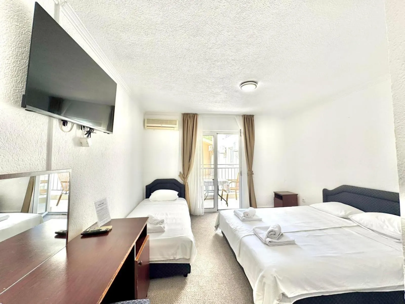 Bed in Hotel Lobo Budva