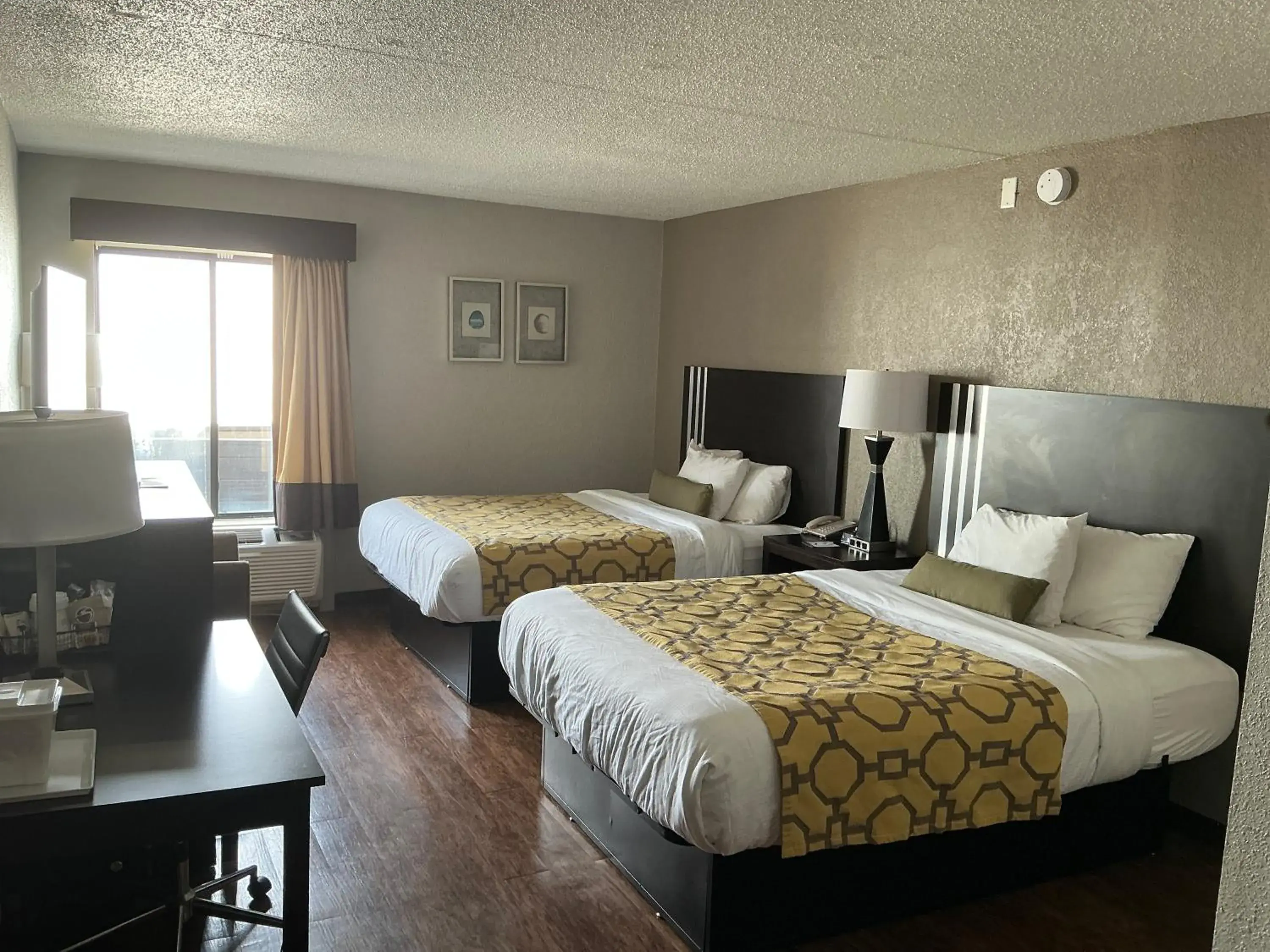 Queen Room with Shared Bathroom in Greenville Inn Queen Room with Shared Bathroom in Greenville Inn