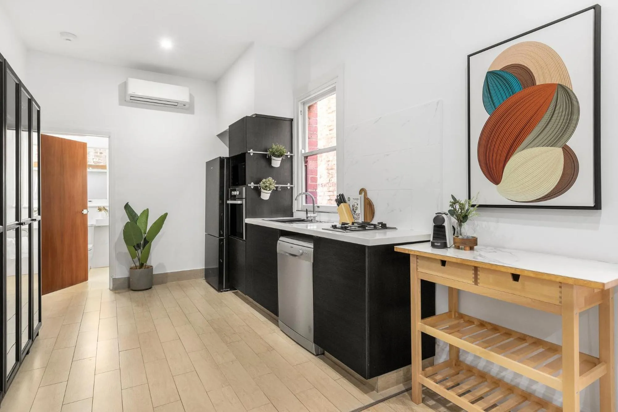 Kitchen or kitchenette in Simpson Street Apartments by Urban Rest