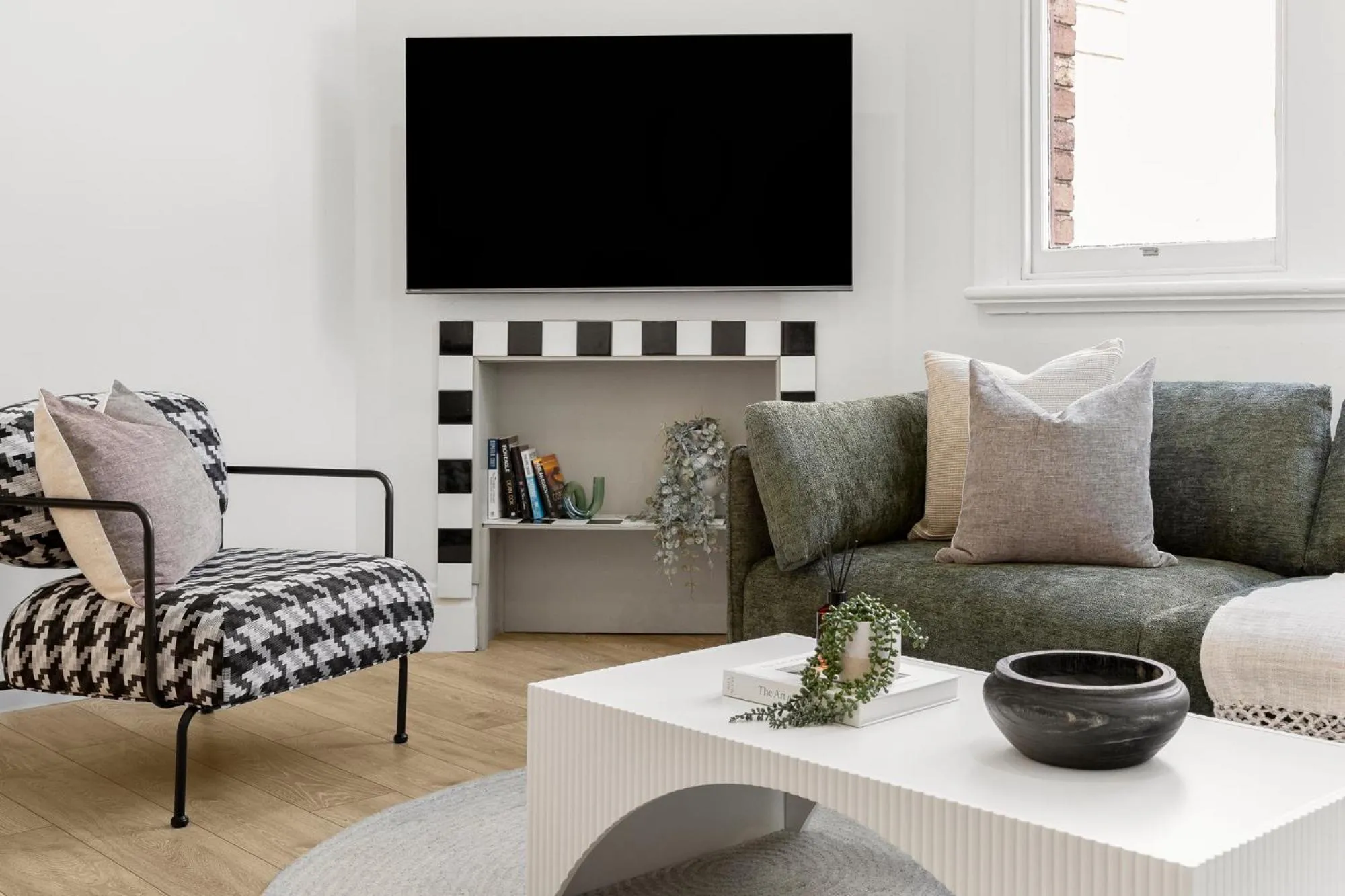 Seating area in Simpson Street Apartments by Urban Rest